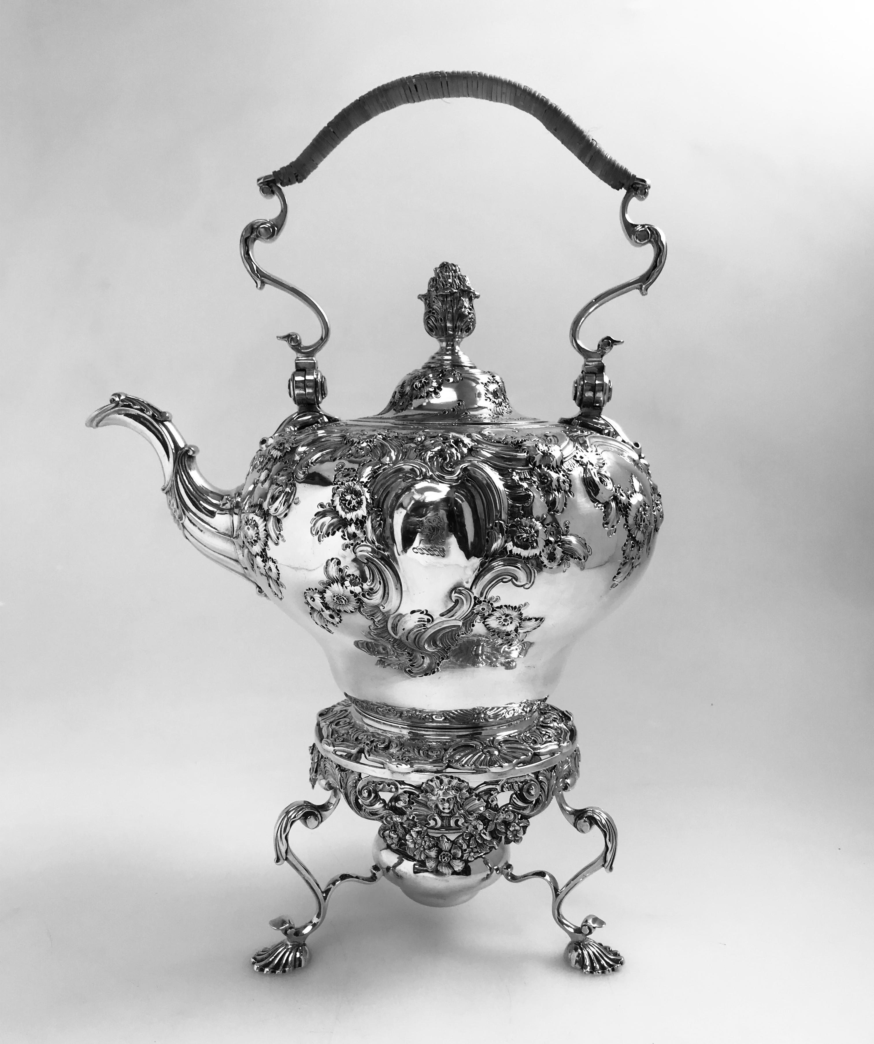 Inglese Antico bollitore rococò inglese di Giorgio II in argento sterling su supporto in vendita