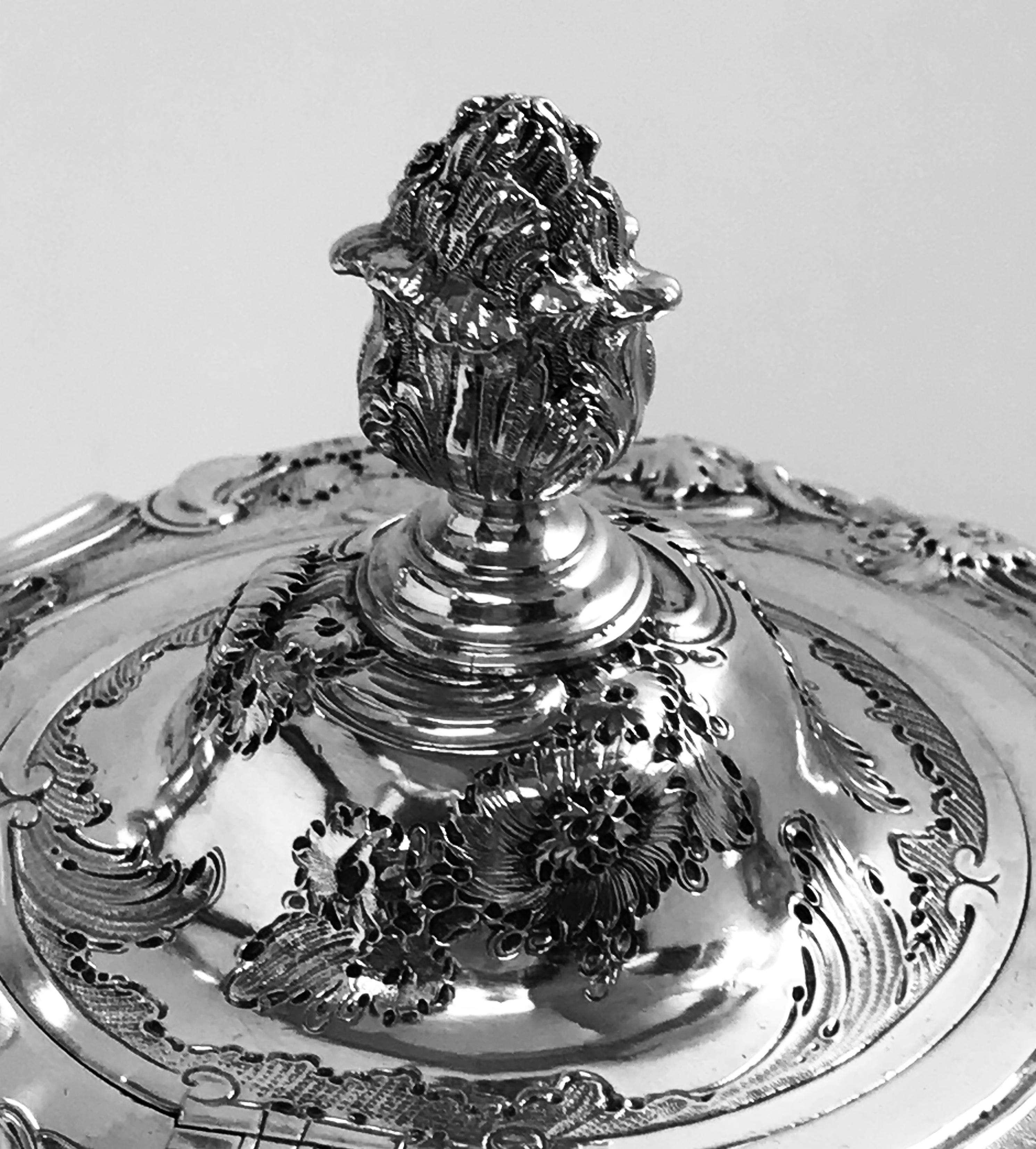 Metà XVIII secolo Antico bollitore rococò inglese di Giorgio II in argento sterling su supporto in vendita