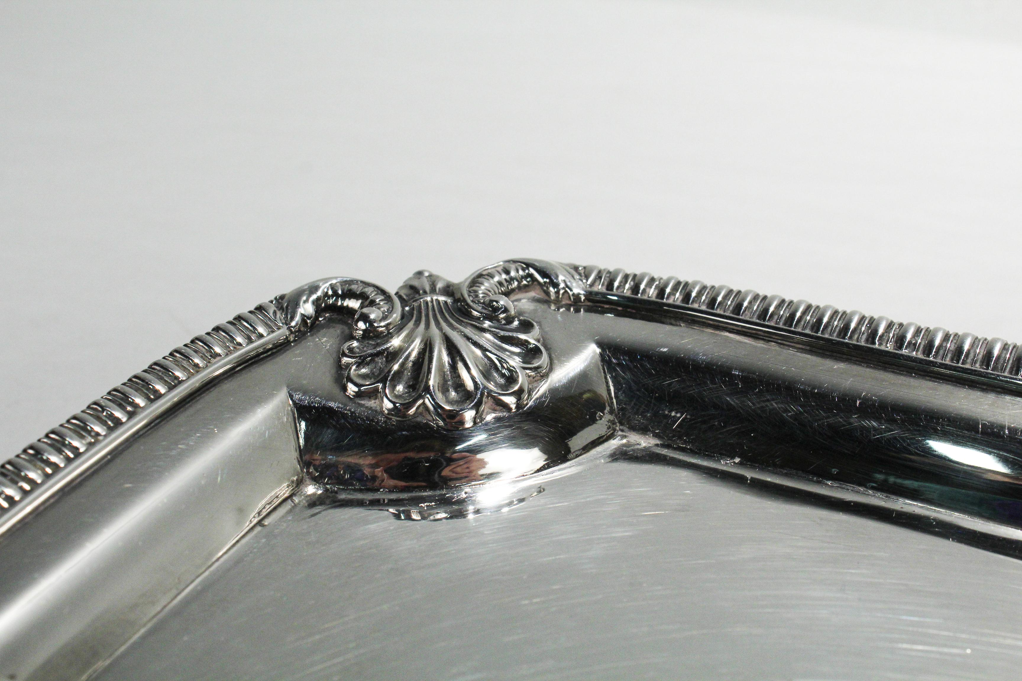 Antico Salver rettangolare in argento sterling Giorgio II di R & S Hennell in vendita 2