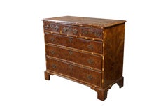 Commode de style anglais George II, en bois d'if à l'aspect « Oyster Burl », de l'époque