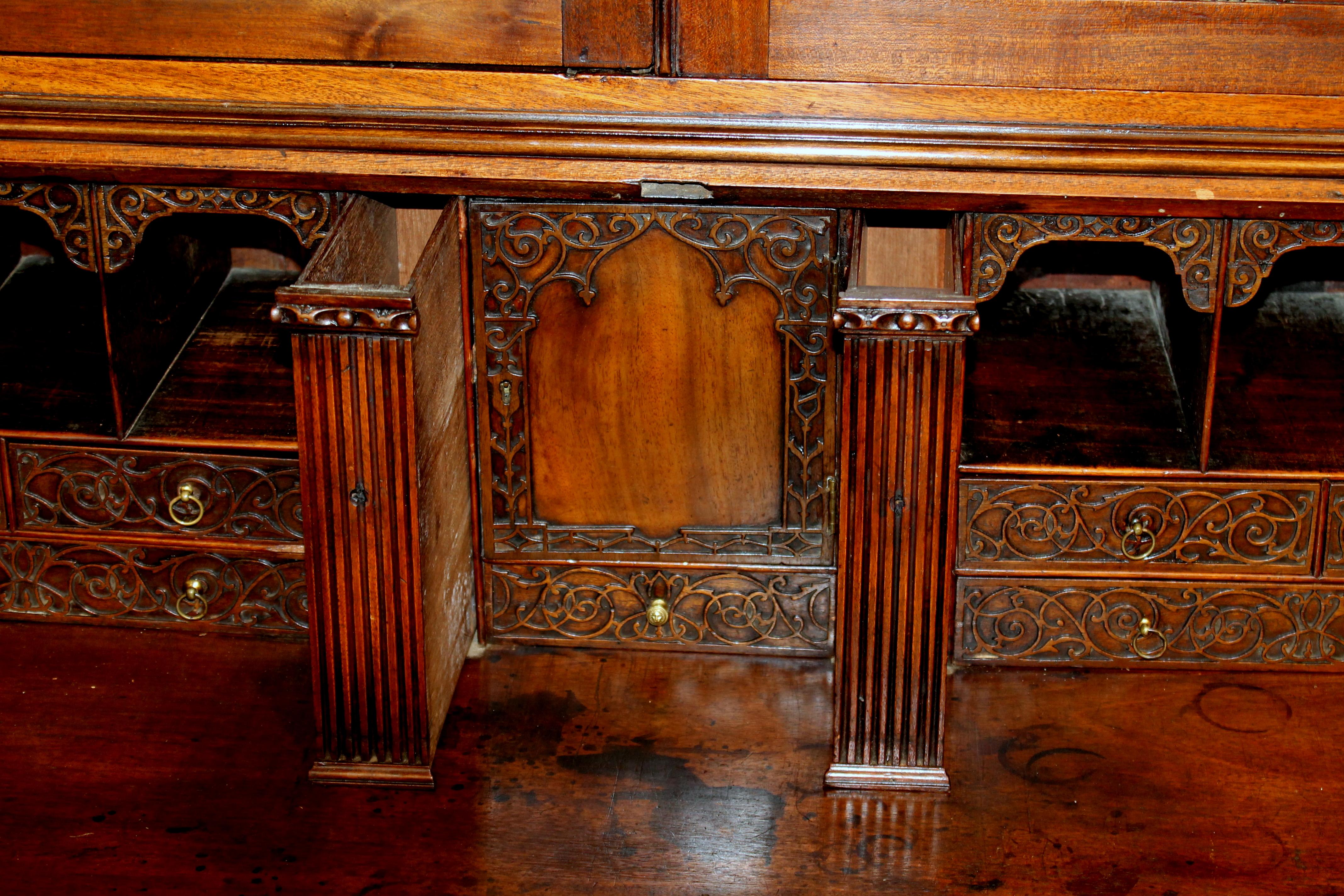 Antique English George III Carved Mahogany Chippendale Style Bureau Bookcase In Good Condition In Charleston, SC