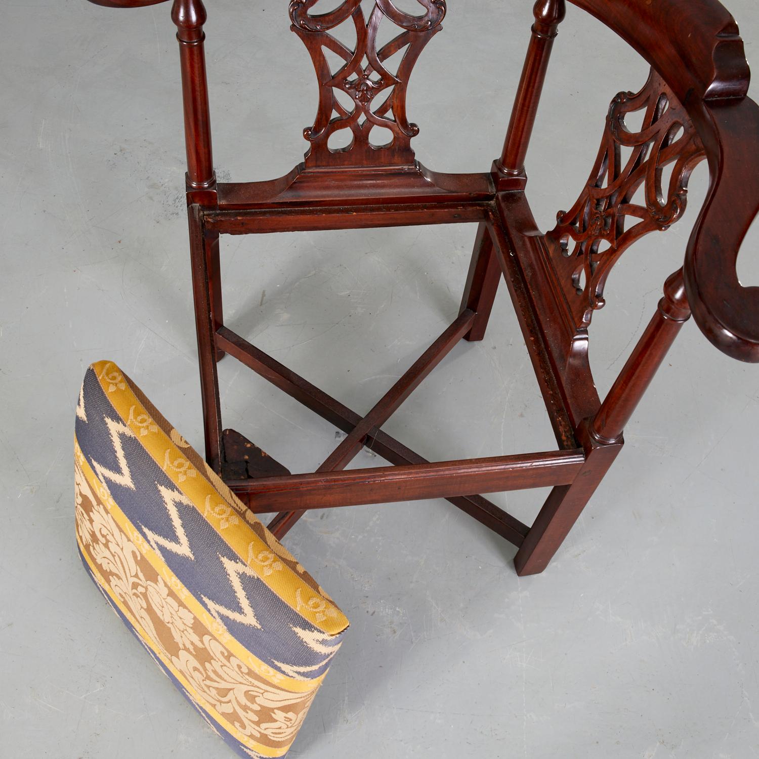 Ancienne chaise d'angle anglaise George III en acajou sculpté avec ardoises percées  Bon état - En vente à Morristown, NJ