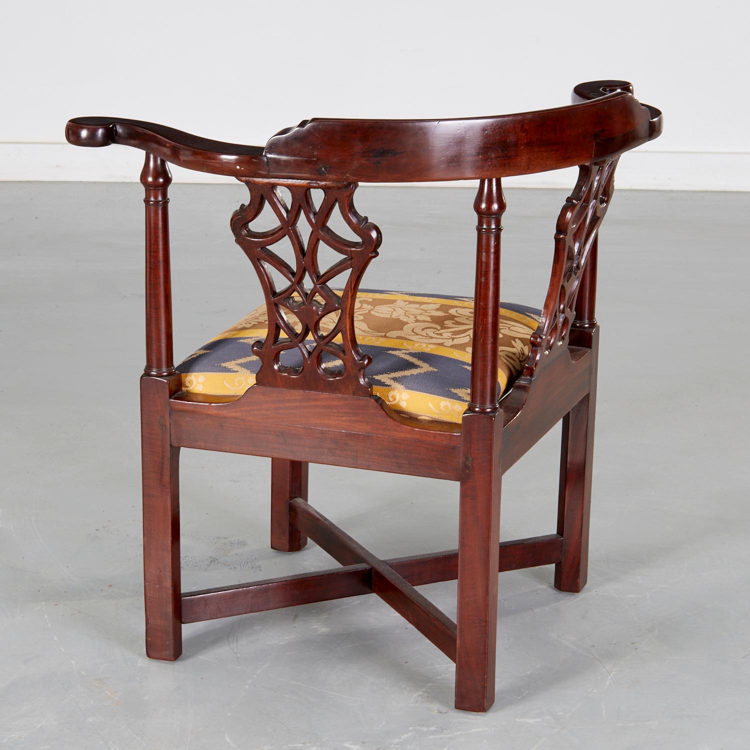 Début du XIXe siècle Ancienne chaise d'angle anglaise George III en acajou sculpté avec ardoises percées  en vente