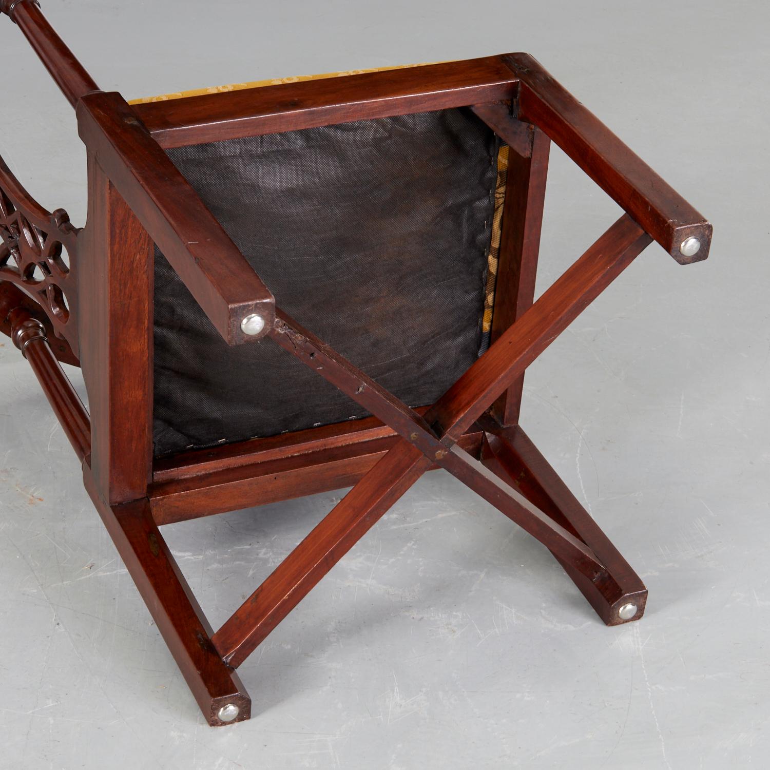 Tissu Ancienne chaise d'angle anglaise George III en acajou sculpté avec ardoises percées  en vente