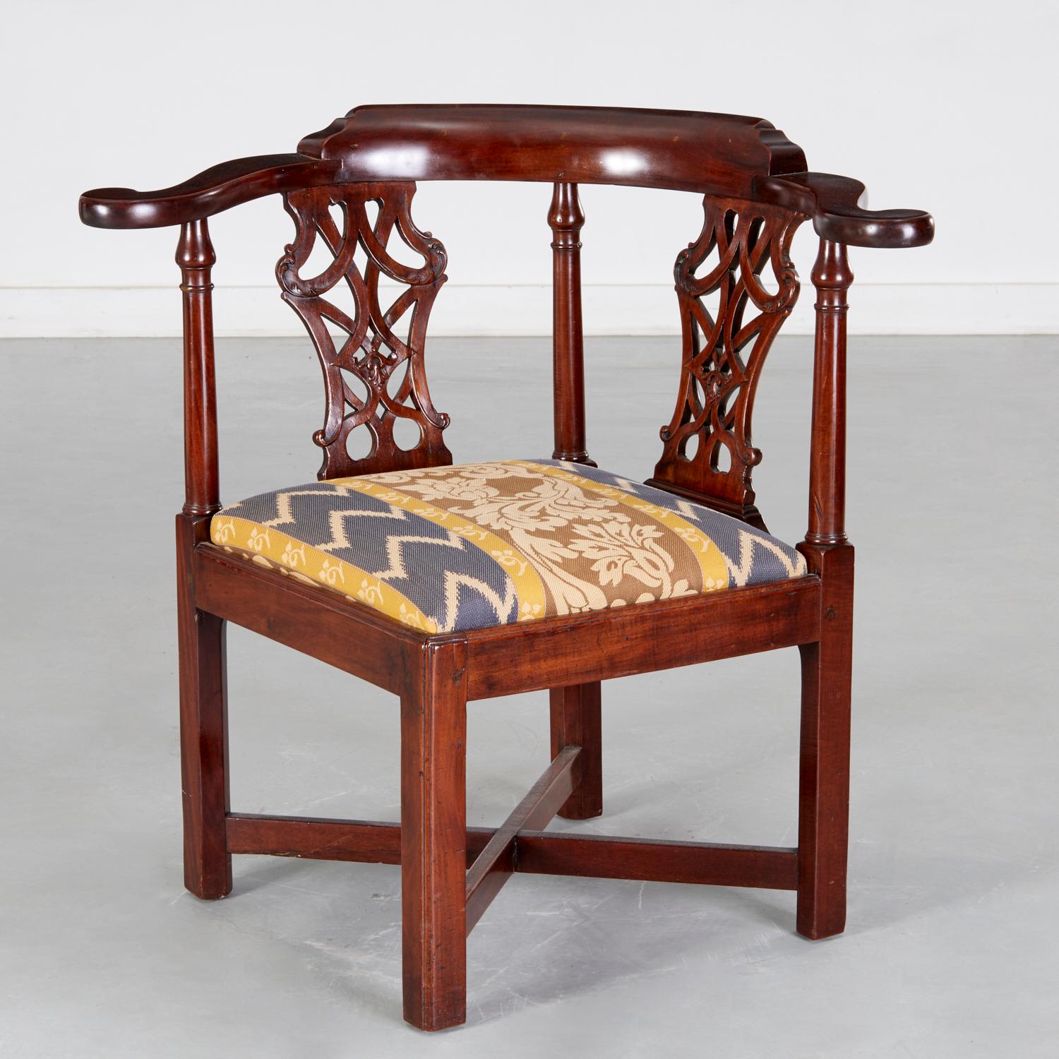 Ancienne chaise d'angle anglaise George III en acajou sculpté avec ardoises percées  en vente 1