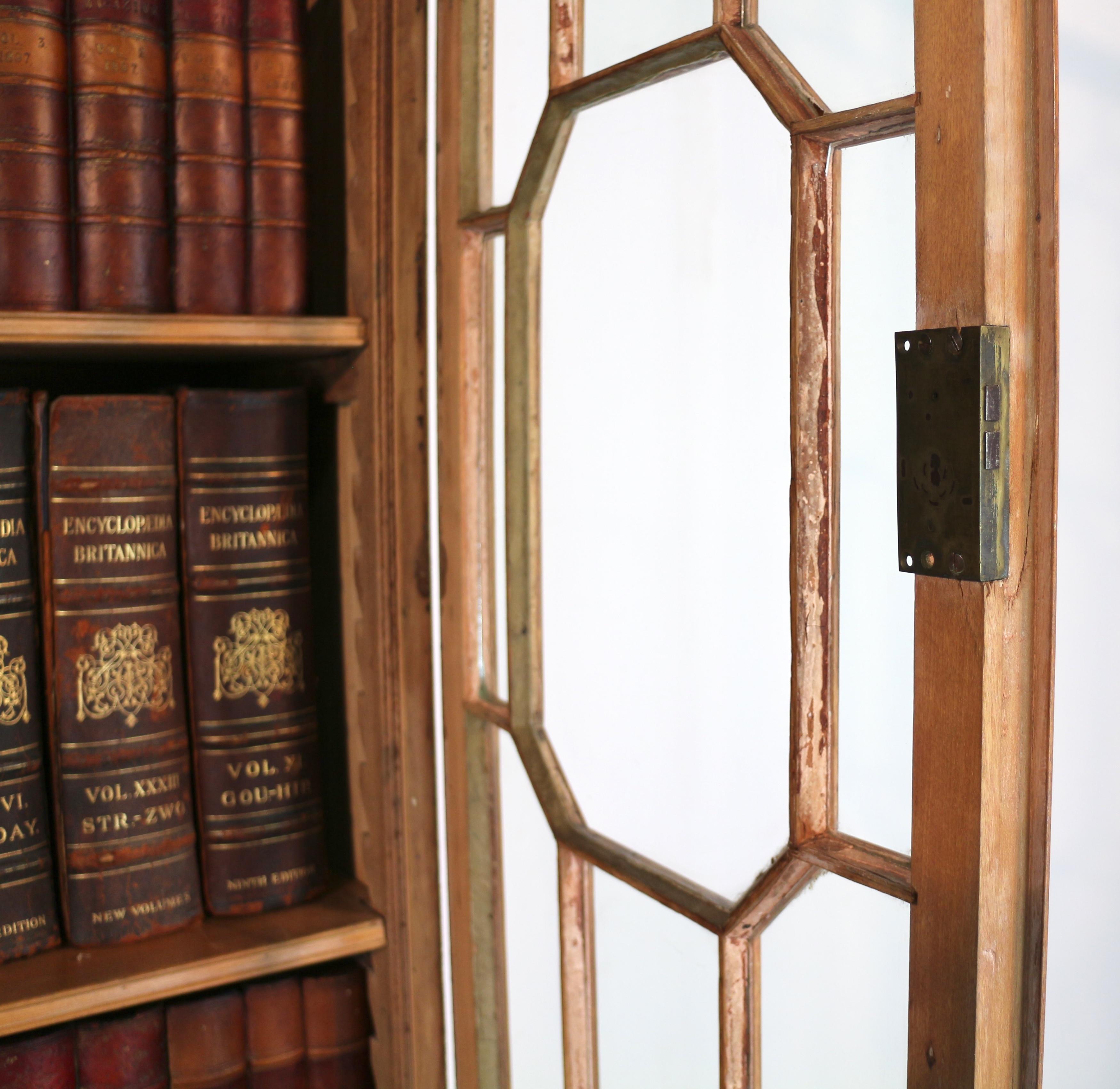 Antikes englisches Doppel-Bücherregal aus Kiefernholz aus der Chippendale-Periode, George III.-Periode im Angebot 9