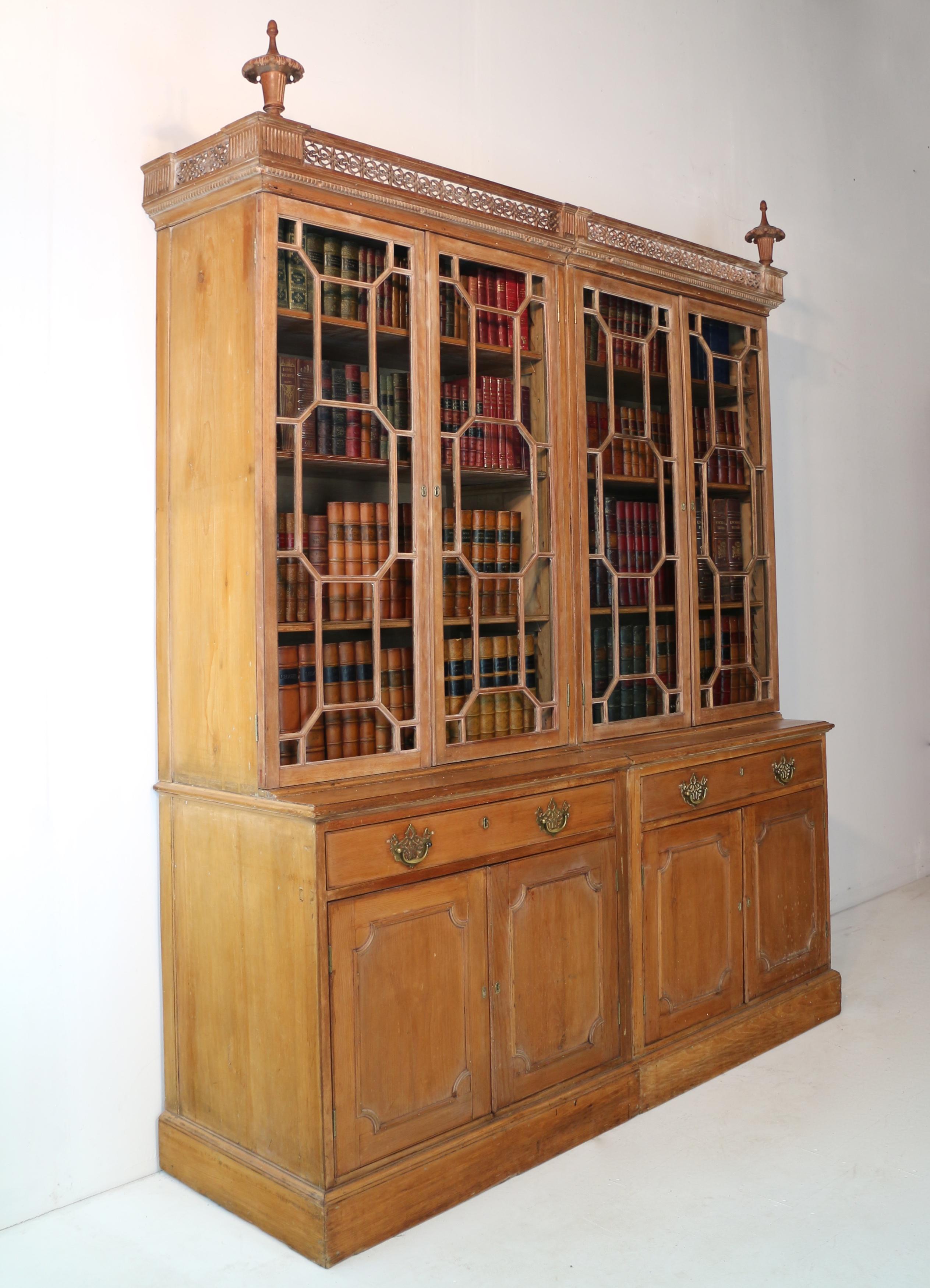 The English Country House Antiques English George III Chippendale Period Pine Country House Double Bookcase en vente 11