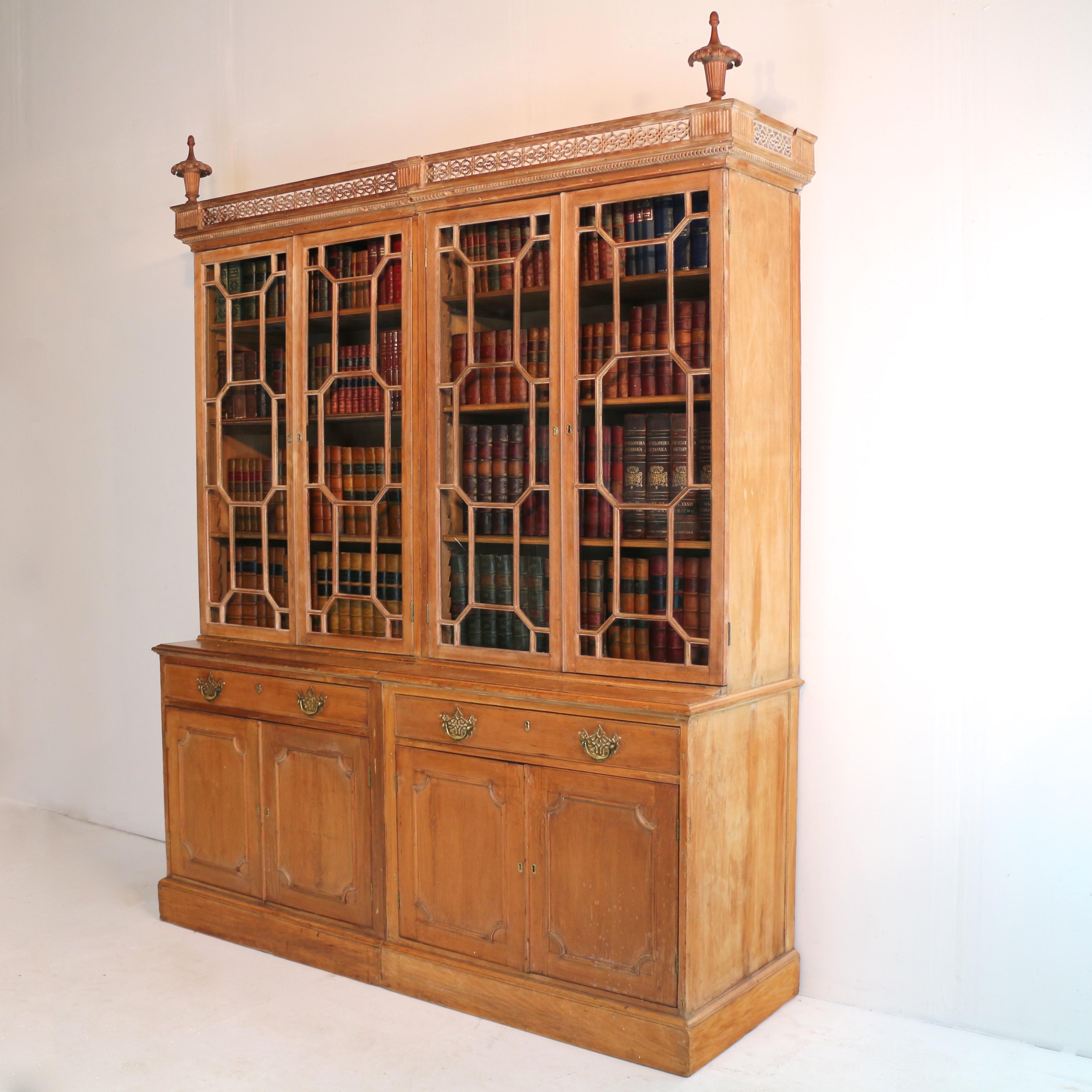 Antikes englisches Doppel-Bücherregal aus Kiefernholz aus der Chippendale-Periode, George III.-Periode (Englisch) im Angebot