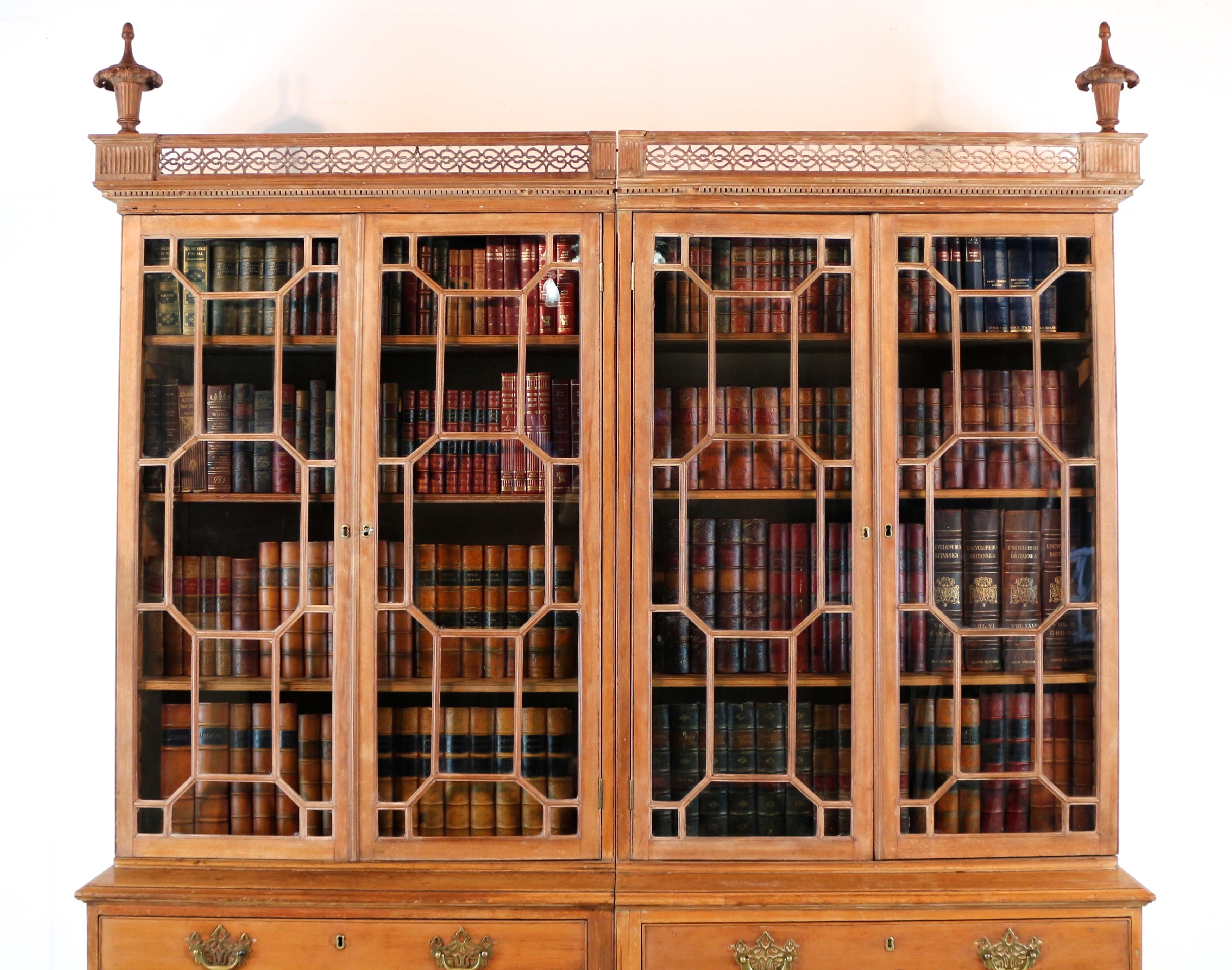 Antikes englisches Doppel-Bücherregal aus Kiefernholz aus der Chippendale-Periode, George III.-Periode (Handgeschnitzt) im Angebot