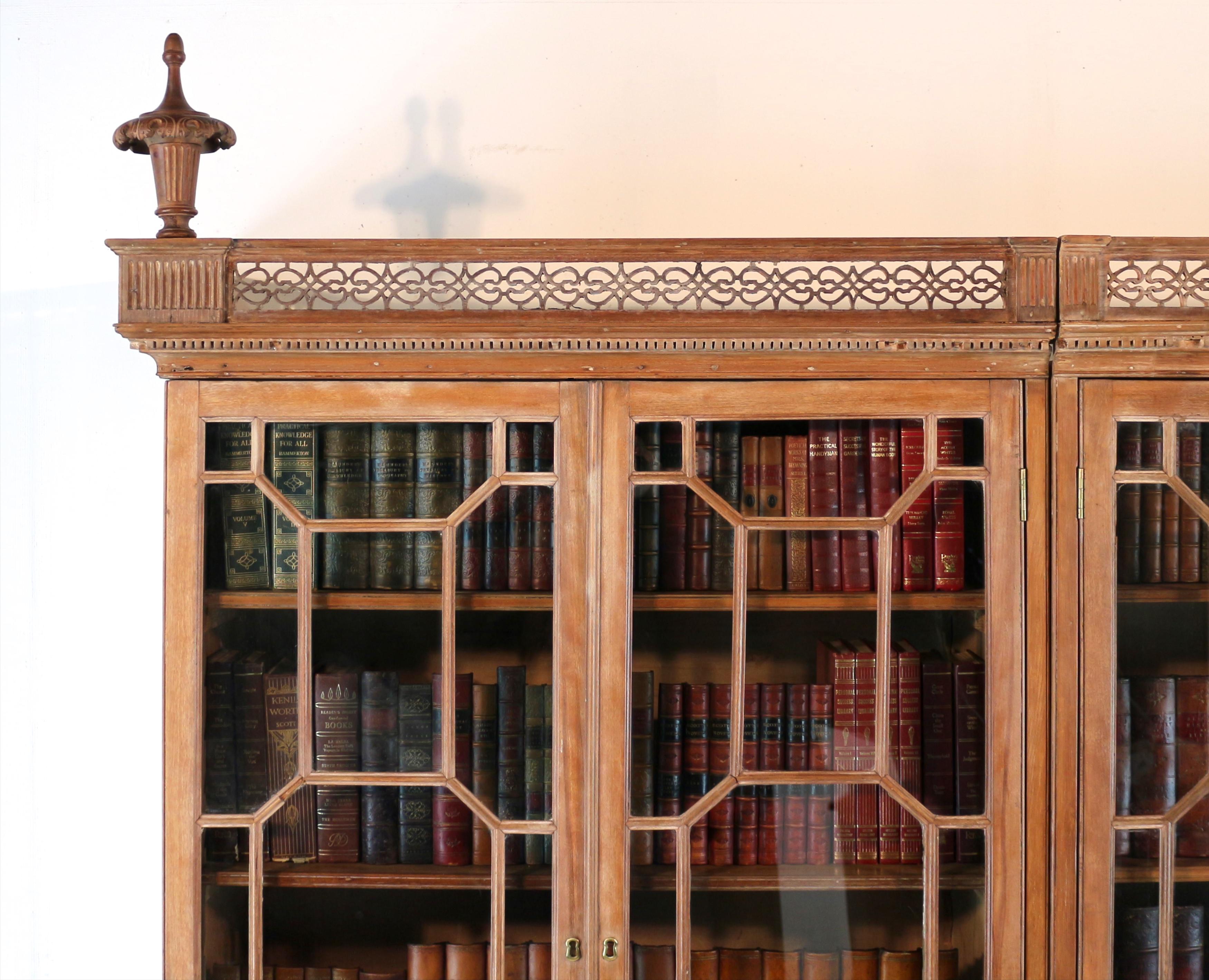 Antikes englisches Doppel-Bücherregal aus Kiefernholz aus der Chippendale-Periode, George III.-Periode (18. Jahrhundert) im Angebot