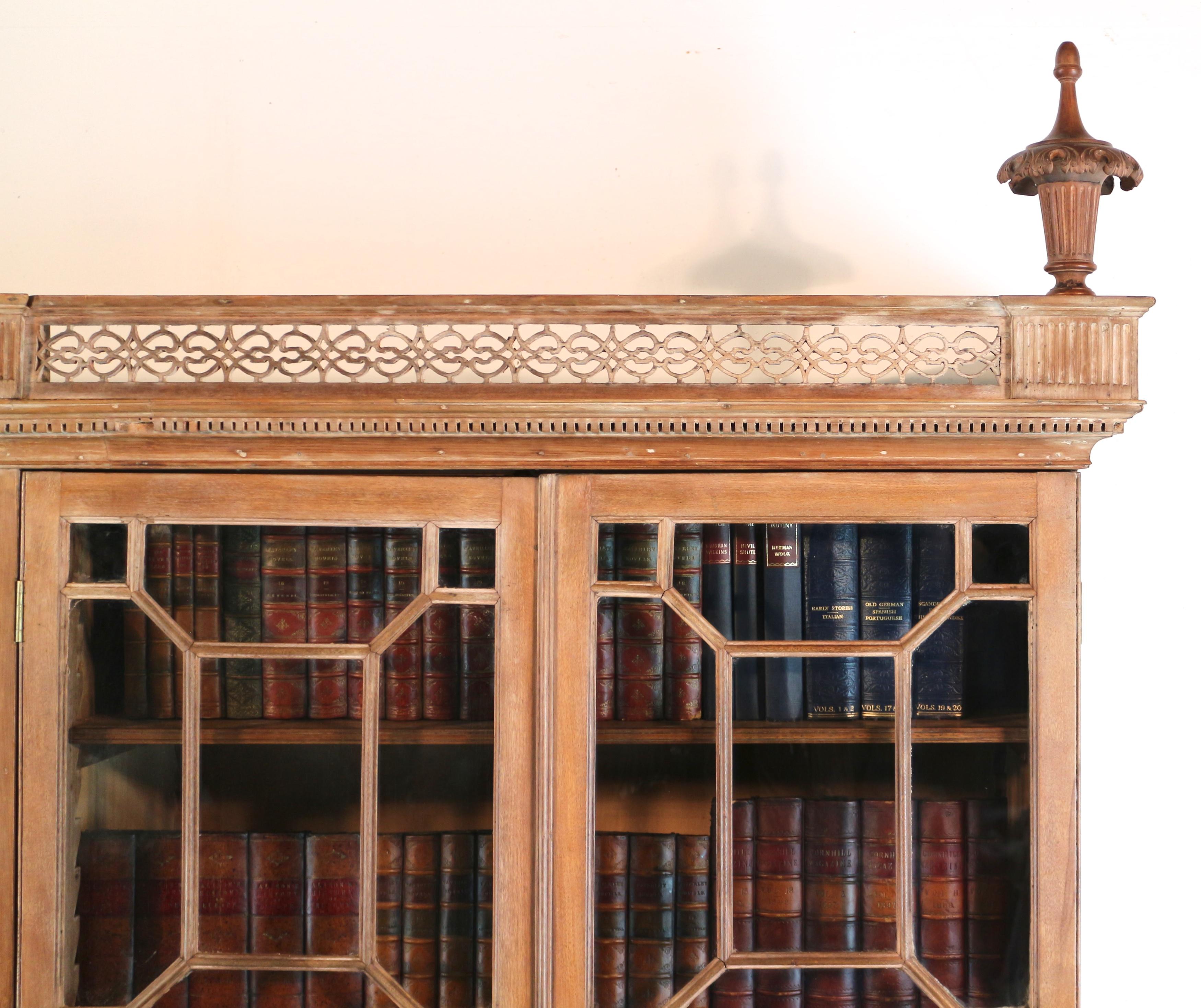 Antikes englisches Doppel-Bücherregal aus Kiefernholz aus der Chippendale-Periode, George III.-Periode (Messing) im Angebot