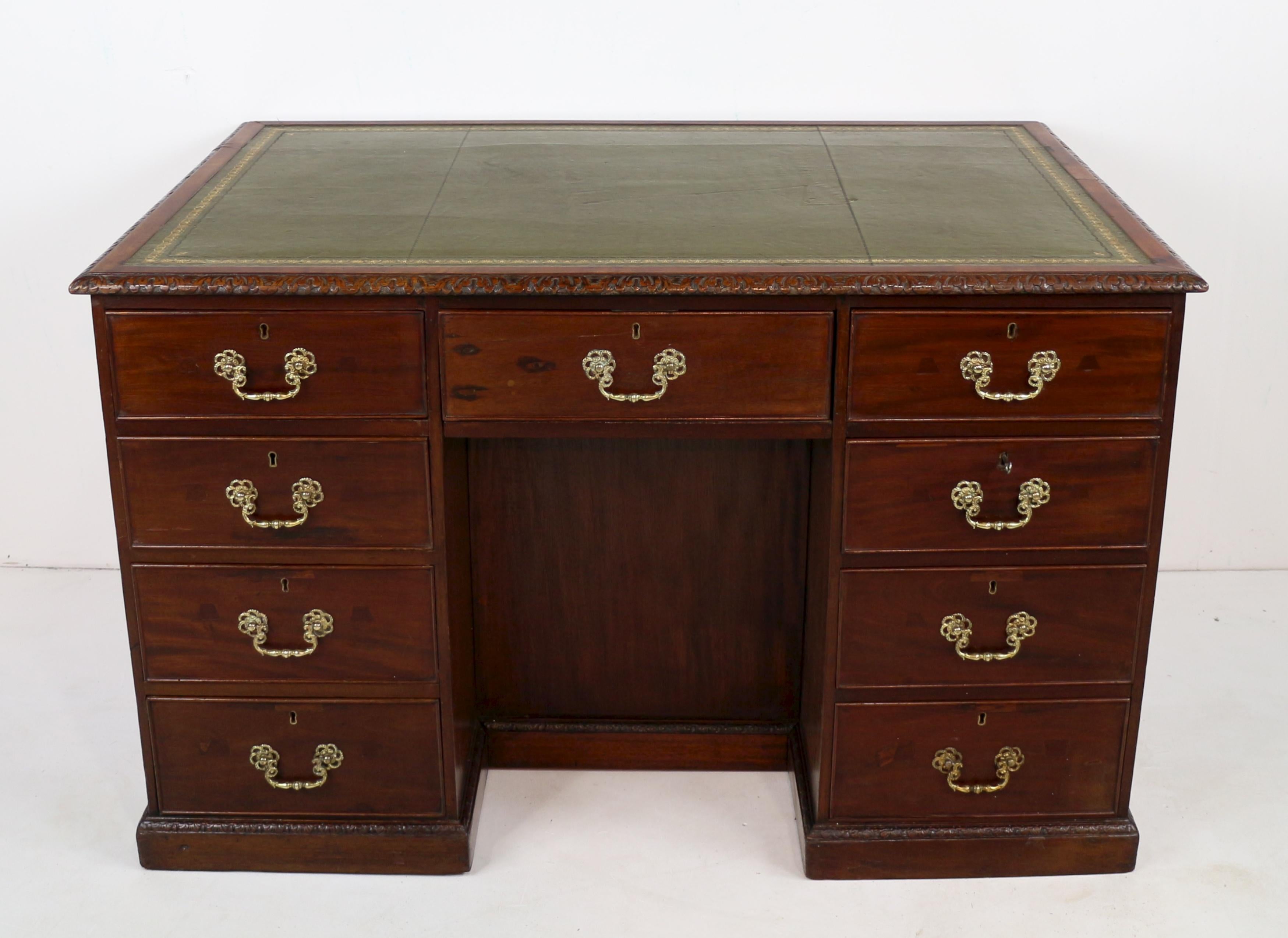 Antique English George III Chippendale Style Mahogany Library Desk (Handgefertigt) im Angebot