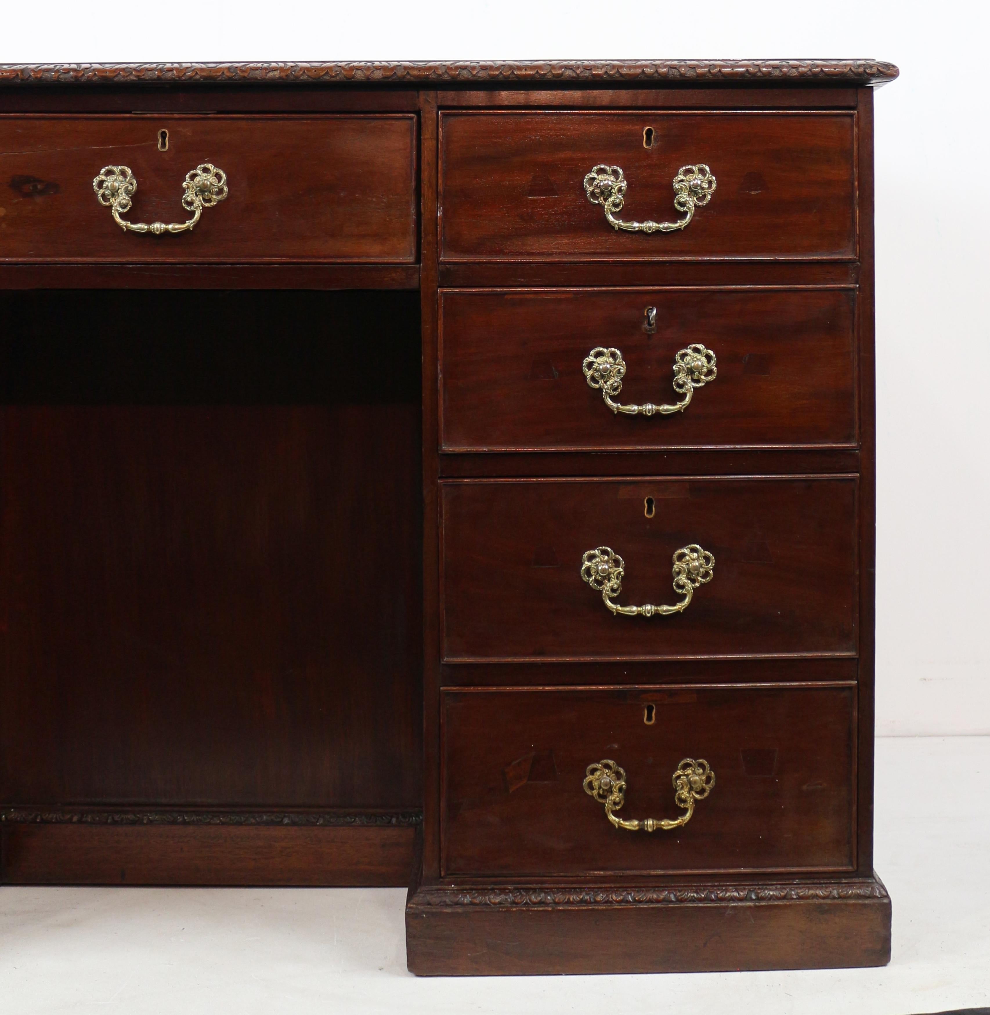 Antique English George III Chippendale Style Mahogany Library Desk (18. Jahrhundert) im Angebot