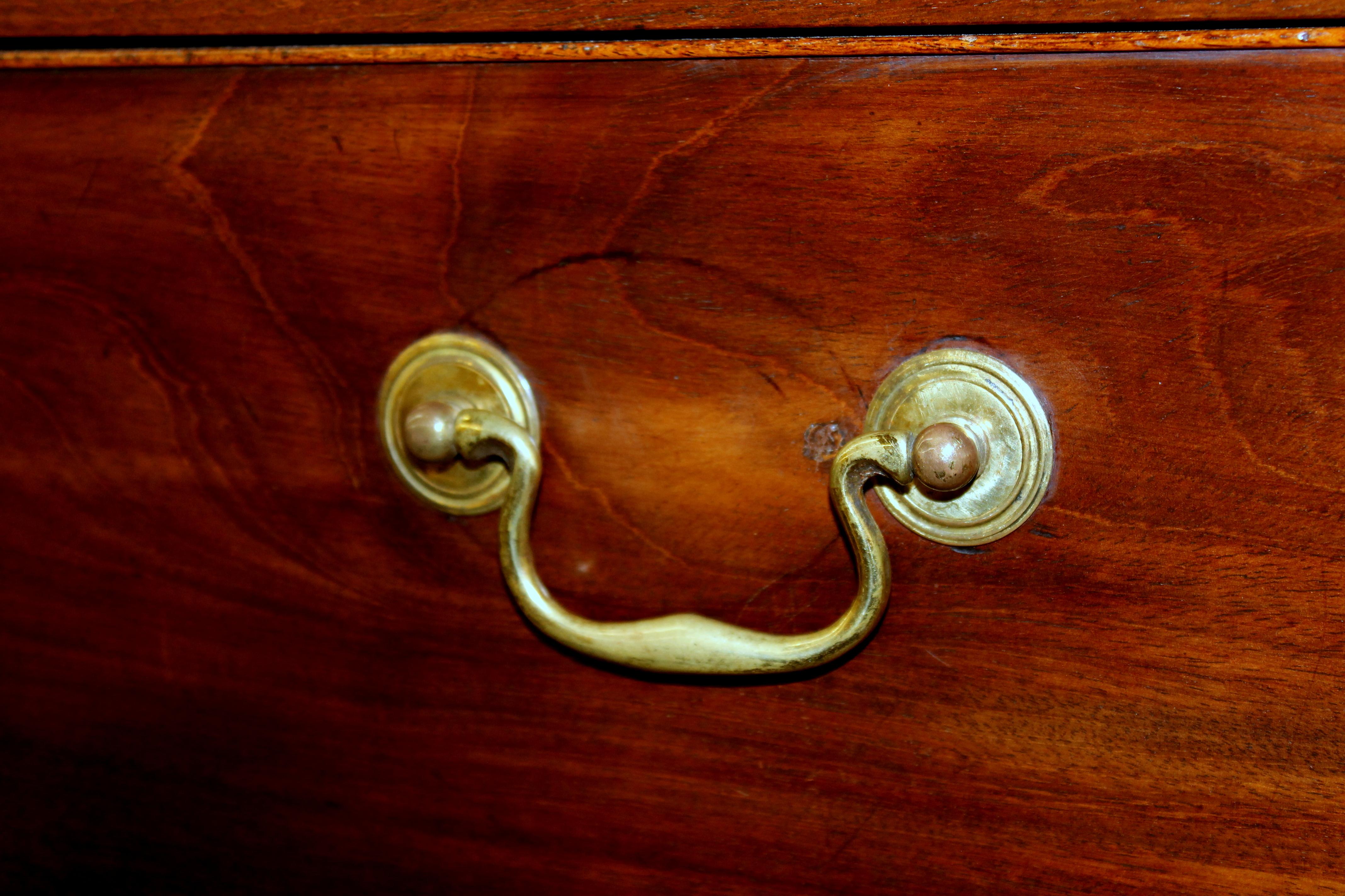 Fine quality antique English George III figured mahogany Chippendale style chest on chest with oak-lined drawers and original pine sides.

Please note handsome dentil molded cornice and fluted, canted corner. Handle are antique but have been