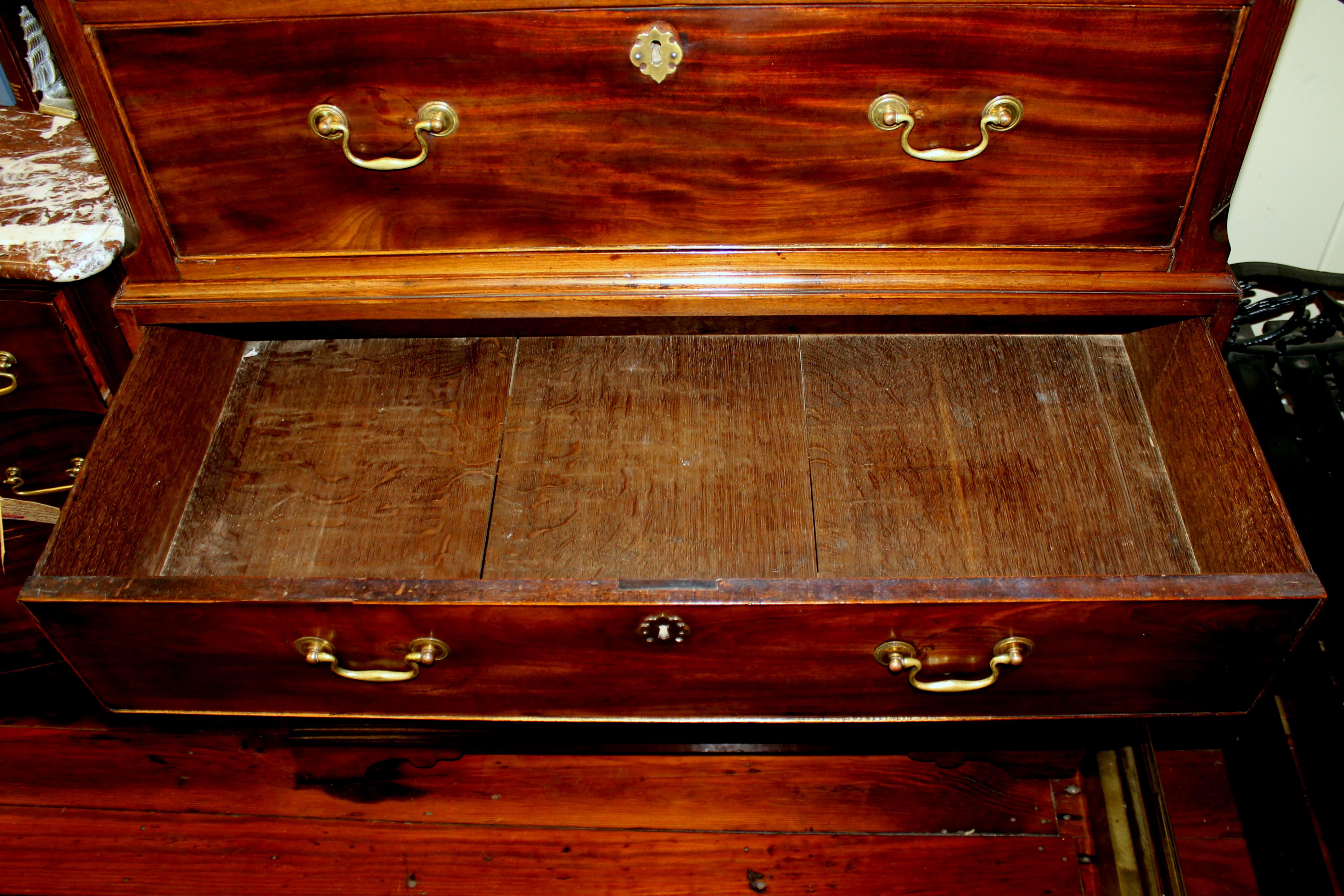 Antique English George III Figured Mahogany Chippendale Style Chest on Chest In Good Condition In Charleston, SC
