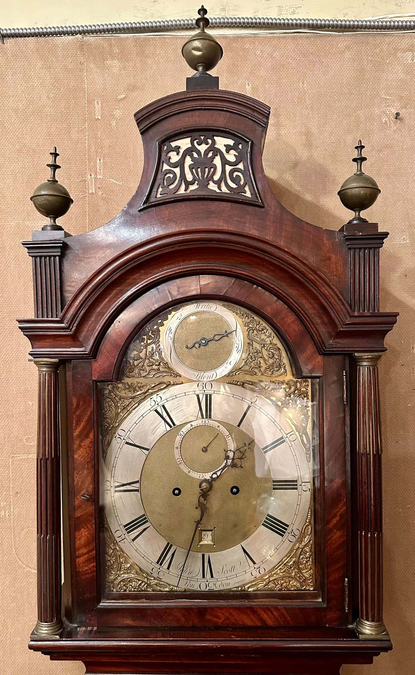 Antico orologio a pendolo inglese di manifattura londinese George III in mogano fiammato 