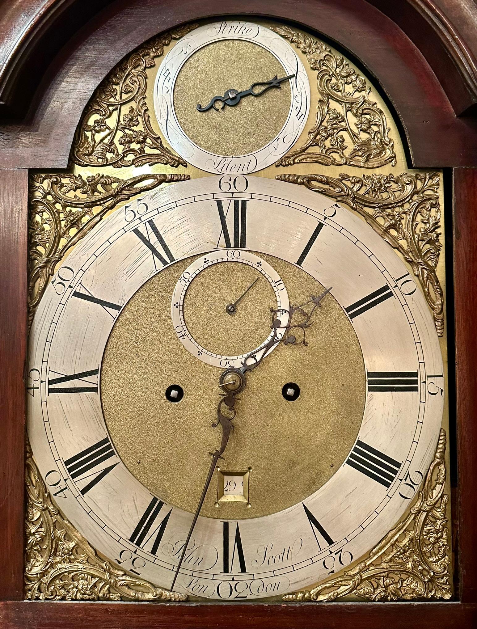 Giorgio III Antico orologio a pendolo inglese George III in mogano fiammato John Scott Ca. 1780 in vendita