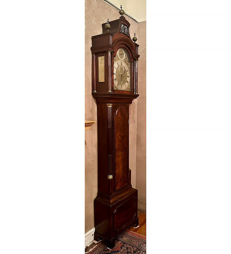 Antico orologio a pendolo inglese George III in mogano fiammato John Scott Ca. 1780 In condizioni buone in vendita a New Orleans, LA