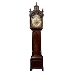 Antico orologio a pendolo inglese George III in mogano fiammato John Scott Ca. 1780