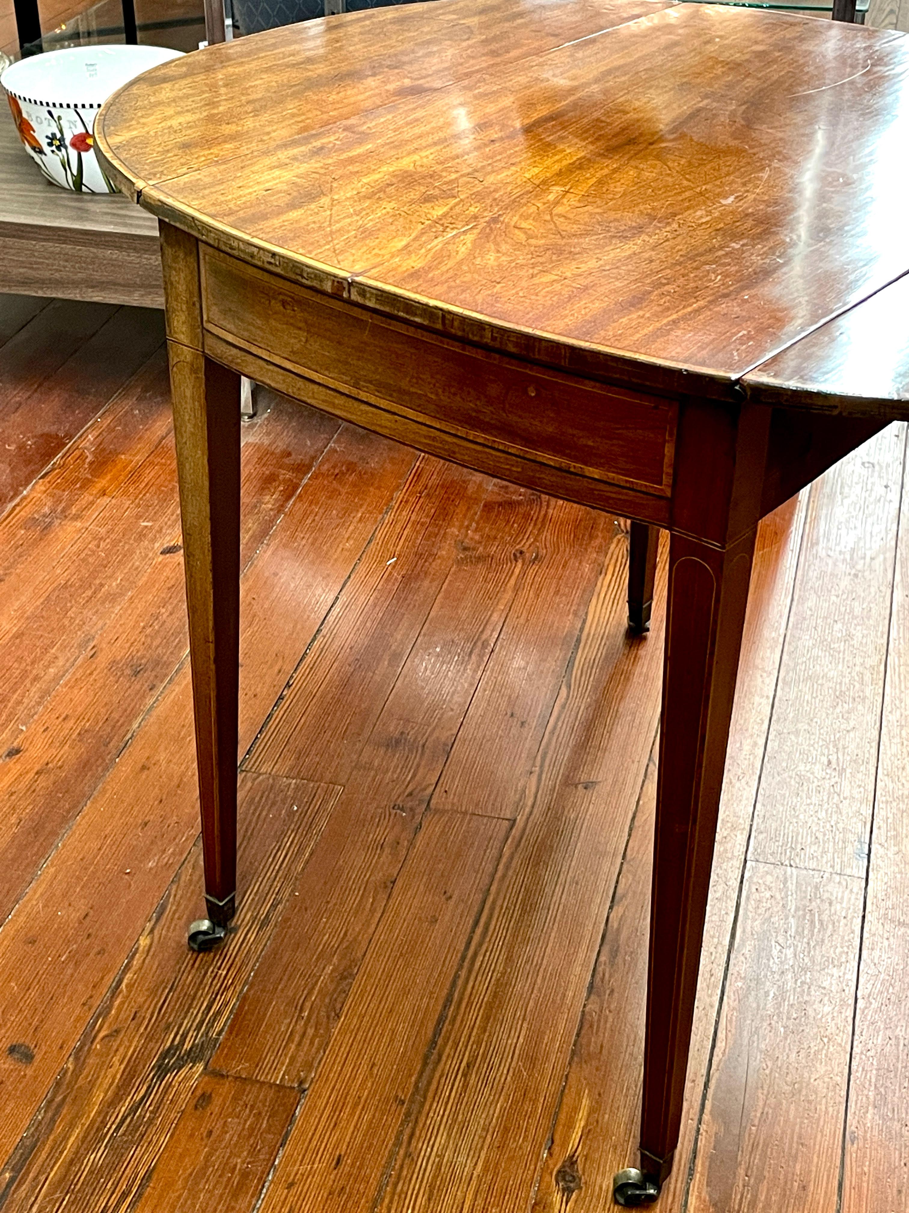 Antique English George III Inlaid Figured Mahogany Oval Drop-Leaf Pembroke Table In Good Condition In Charleston, SC
