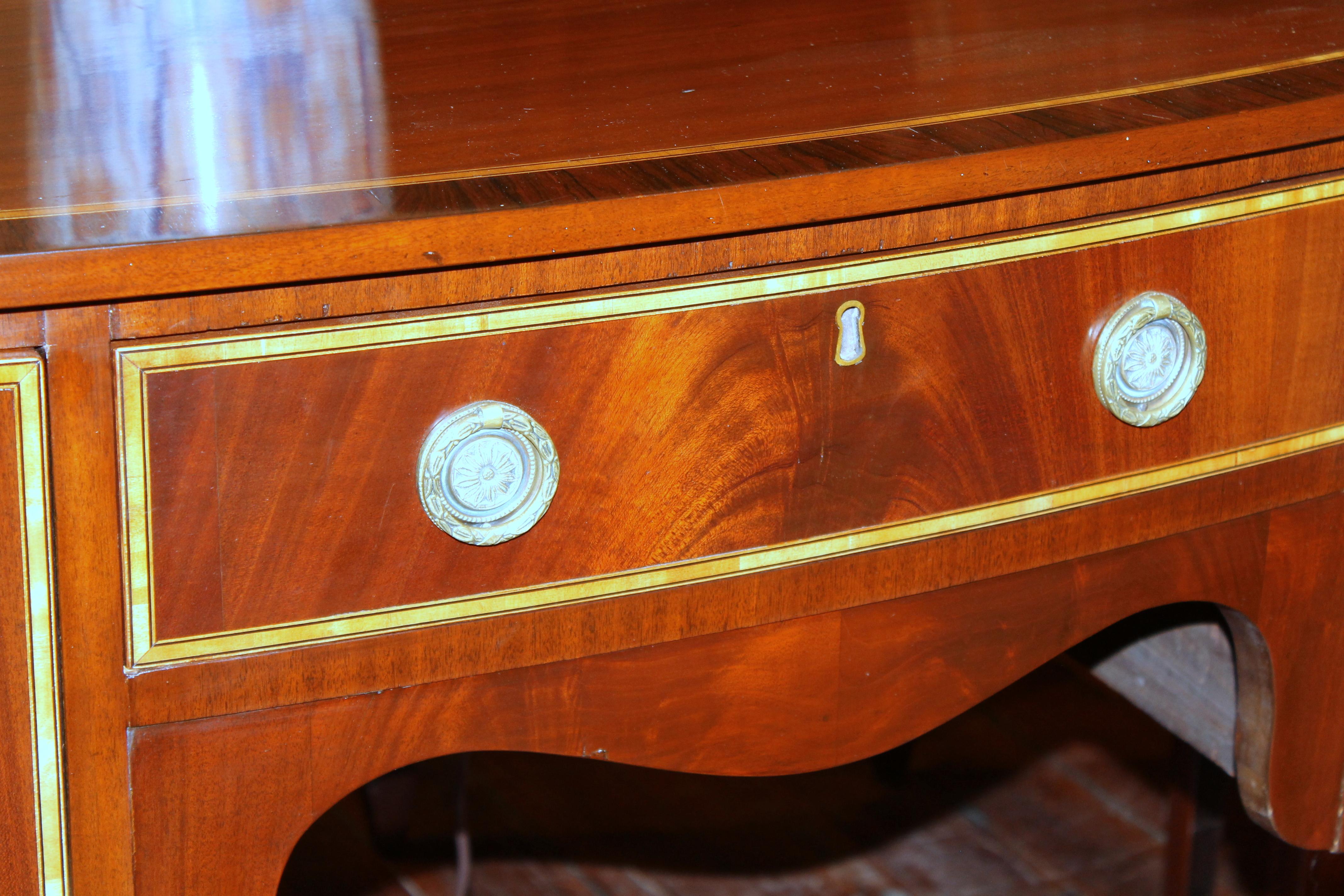 Antique English George III Inlaid Flame Mahogany Hepplewhite Bowfront Sideboard In Good Condition In Charleston, SC