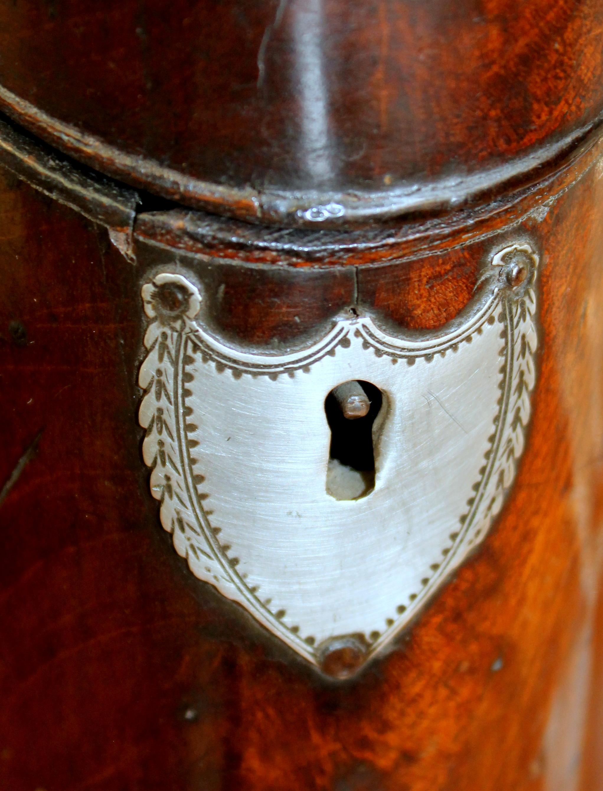 Antique English George III Inlaid Flame Mahogany Serpentine Knife/Stationery Box In Excellent Condition In CHARLESTON, SC