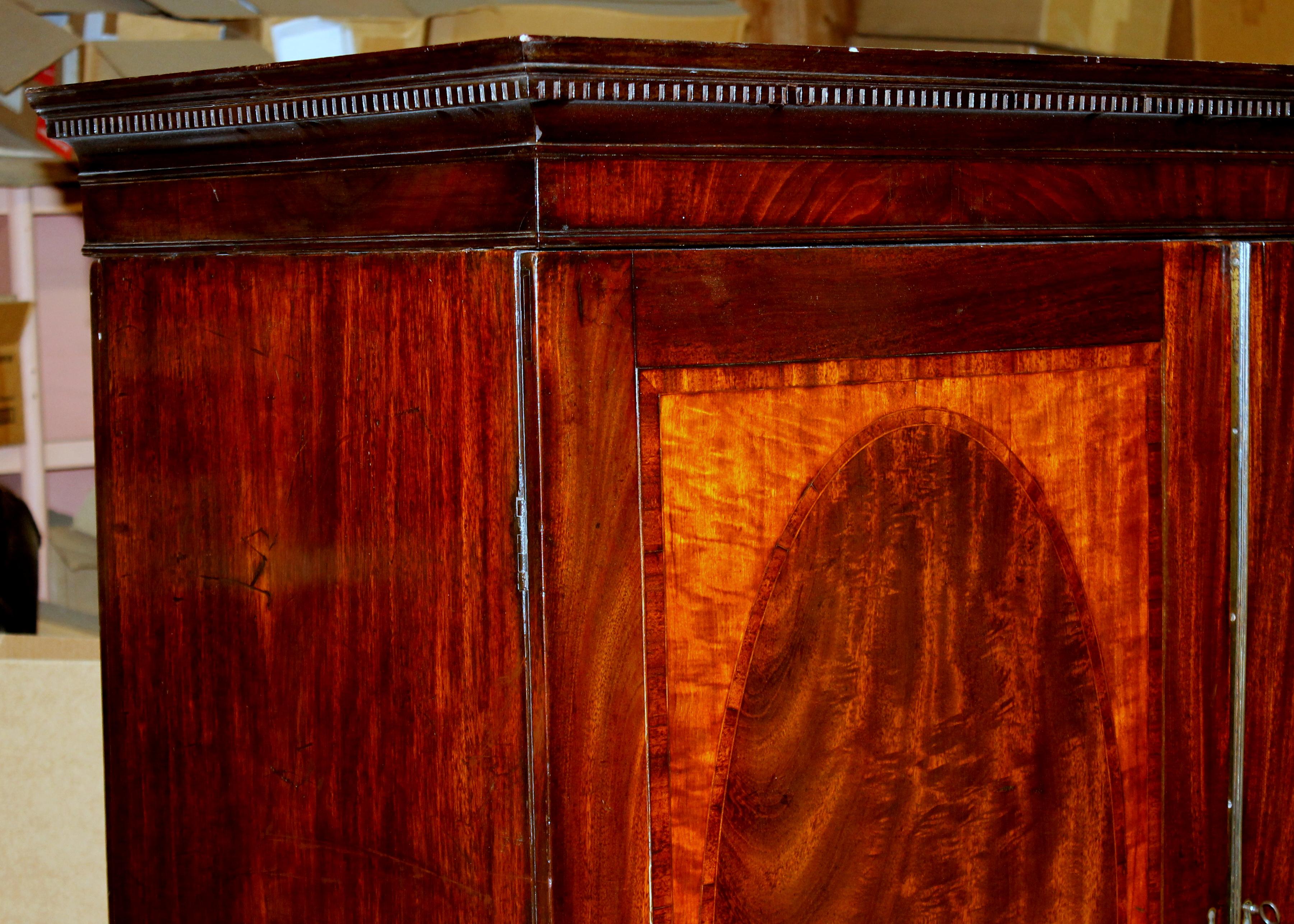 Antique English George III Inlaid Mahogany Linen Press with Original Trays In Good Condition In Charleston, SC