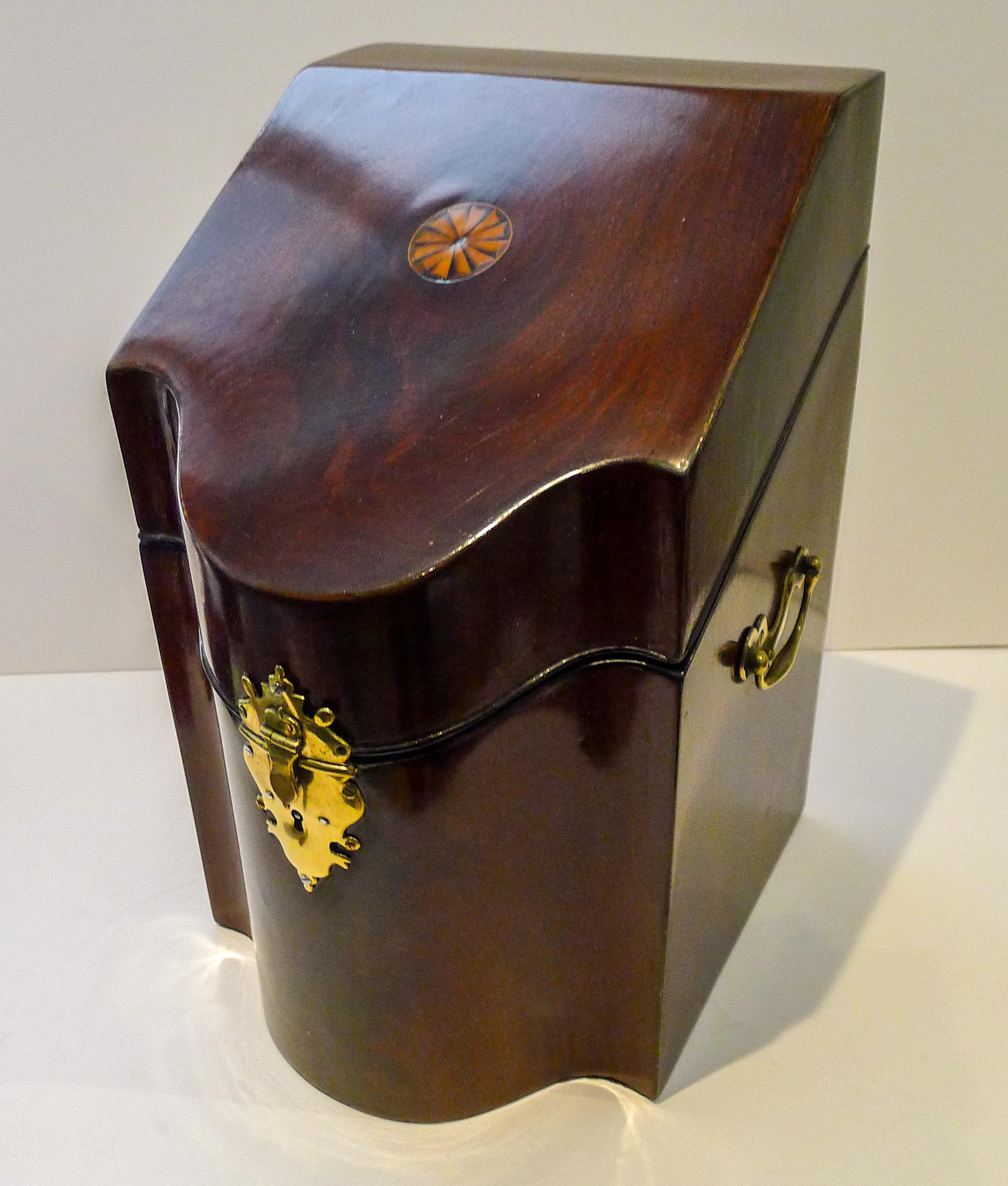 Eine hübsche englische Messerbox aus georgianischem Mahagoni, die später in eine brauchbarere Schreibwarenbox umgewandelt wurde.

Die Messingbeschläge sind alle original und das Schloss auf der Vorderseite kommt mit einem funktionierenden