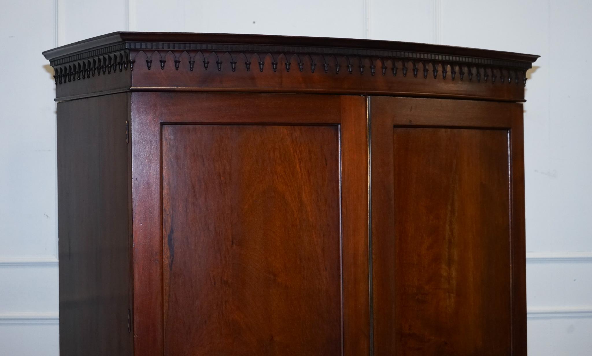 
Antiquitäten aus London


Eine wunderschön gearbeitete englische Wäschepresse aus der Zeit von George III., die später in einen praktischen und geräumigen Kleiderschrank umgewandelt wurde und dabei den ganzen Charme und die Raffinesse ihrer