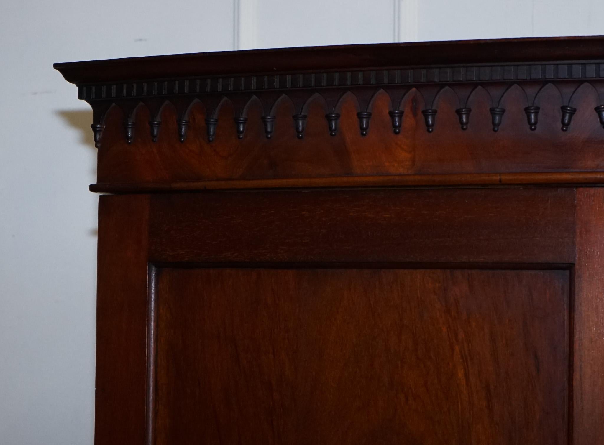 ANTIQUE ENGLISH GEORGE III LiNEN PRESS CONVERTED TO WARDROBE im Zustand „Gut“ im Angebot in Pulborough, GB