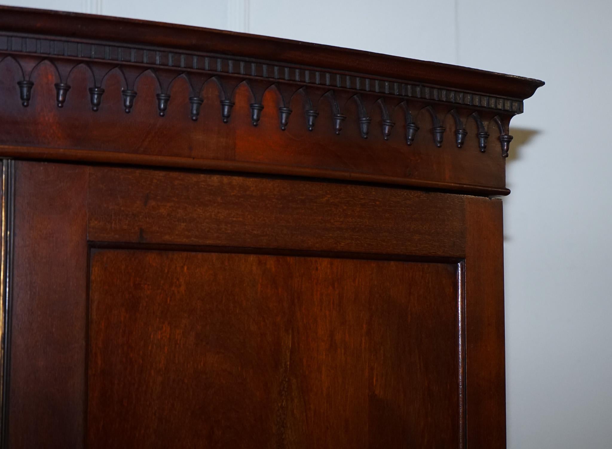 ANTIQUE ENGLISH GEORGE III LiNEN PRESS CONVERTED TO WARDROBE (20. Jahrhundert) im Angebot