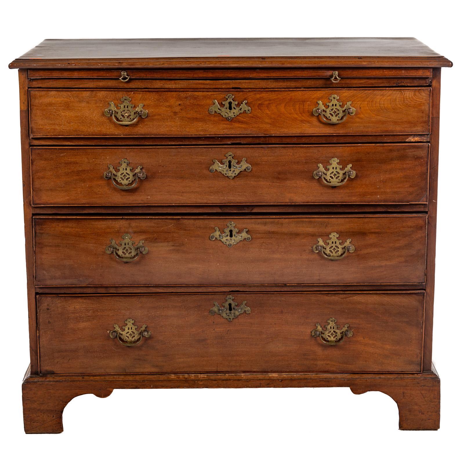 Ancienne commode de célibataire en acajou de George III, fin du 18e siècle. La commode présente un plateau mouluré sur une glissière à brosse et quatre tiroirs gradués, se terminant par des pieds en console.

Dimension
 31 1/2 in. H, 35 in. W, 18