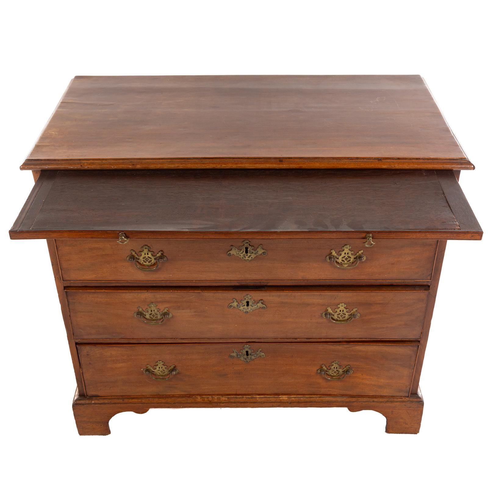 Fait main Ancienne commode de célibataire anglaise George III en acajou en vente