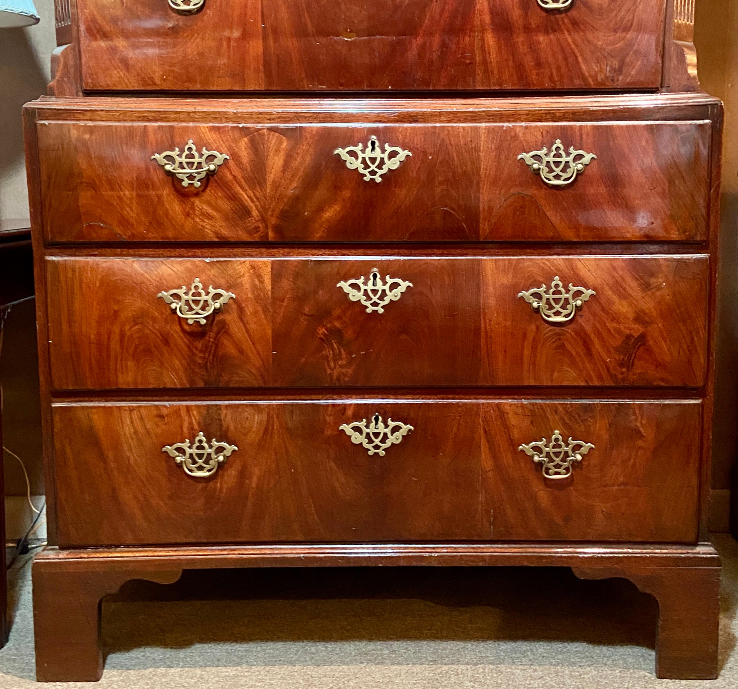 Antique English George III Mahogany Chest on Chest, circa 1750-1780 In Good Condition For Sale In New Orleans, LA