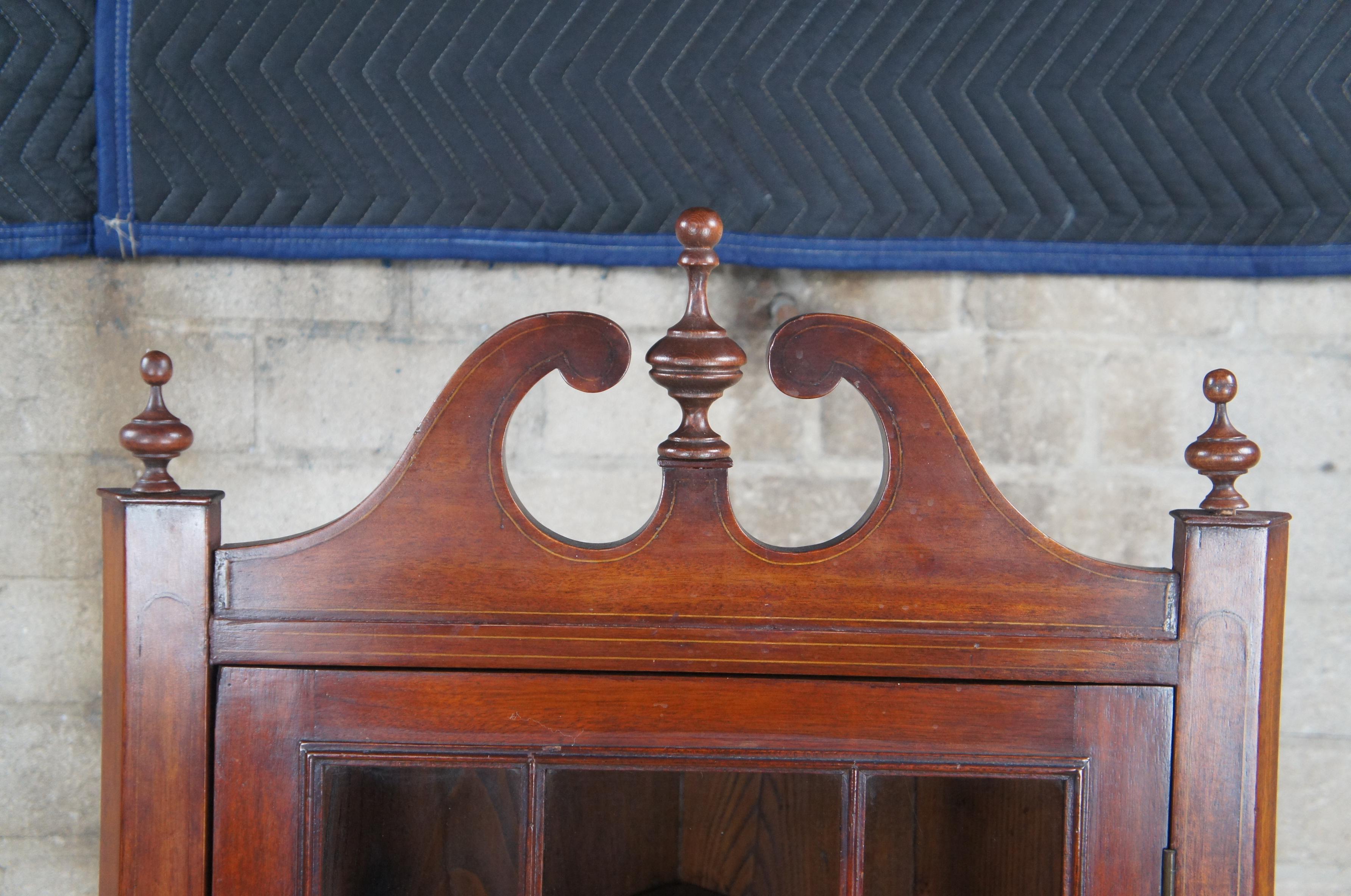 XIXe siècle Antique English George III Mahogany Inlaid Wall Hanging Corner Cabinet Cupboard en vente
