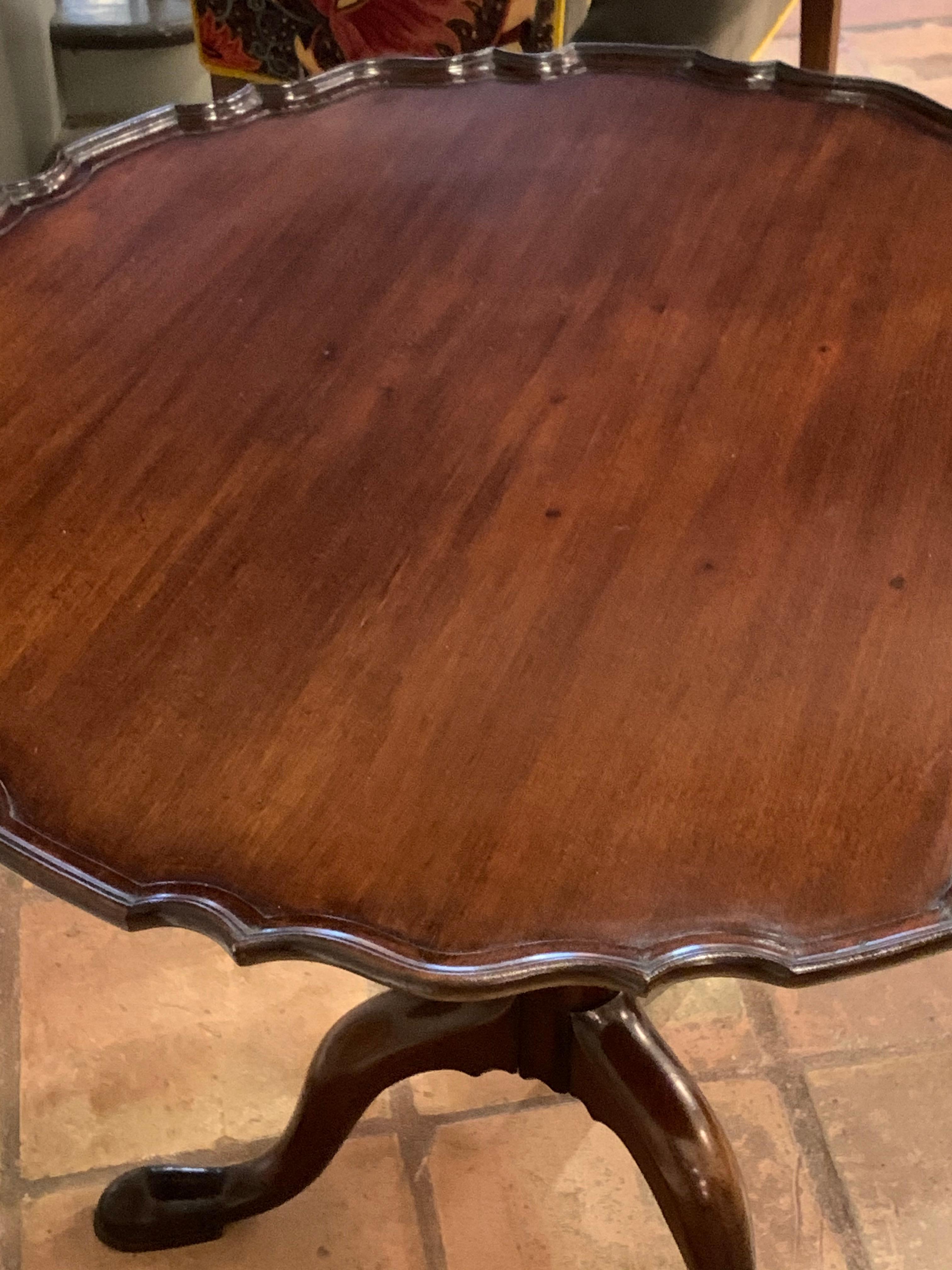 Antique English George III Mahogany Pie Crust Table In Good Condition For Sale In New Orleans, LA