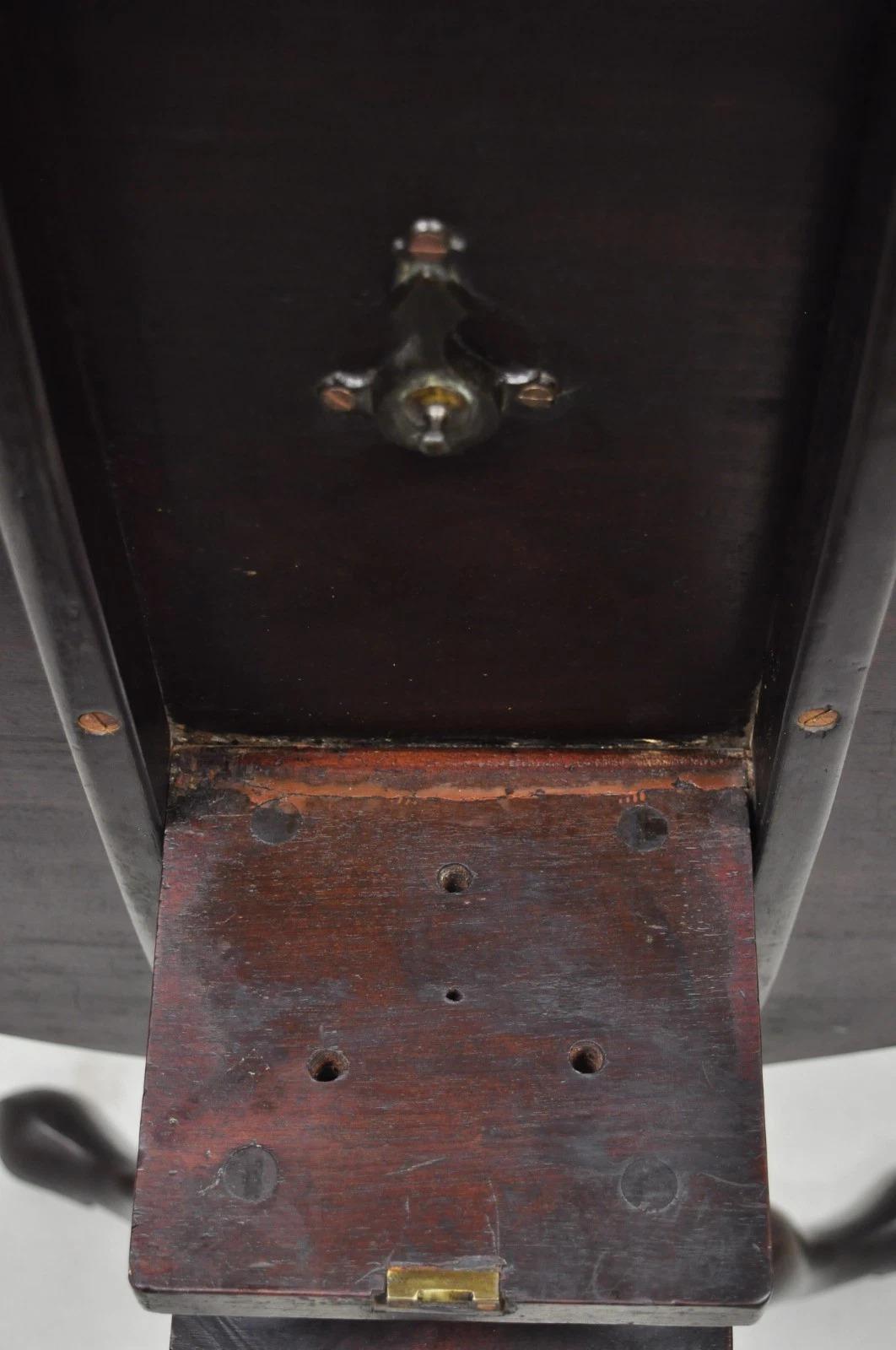 Ancienne table à thé ronde à plateau basculant en acajou de style Queen Anne (George III) en vente 5