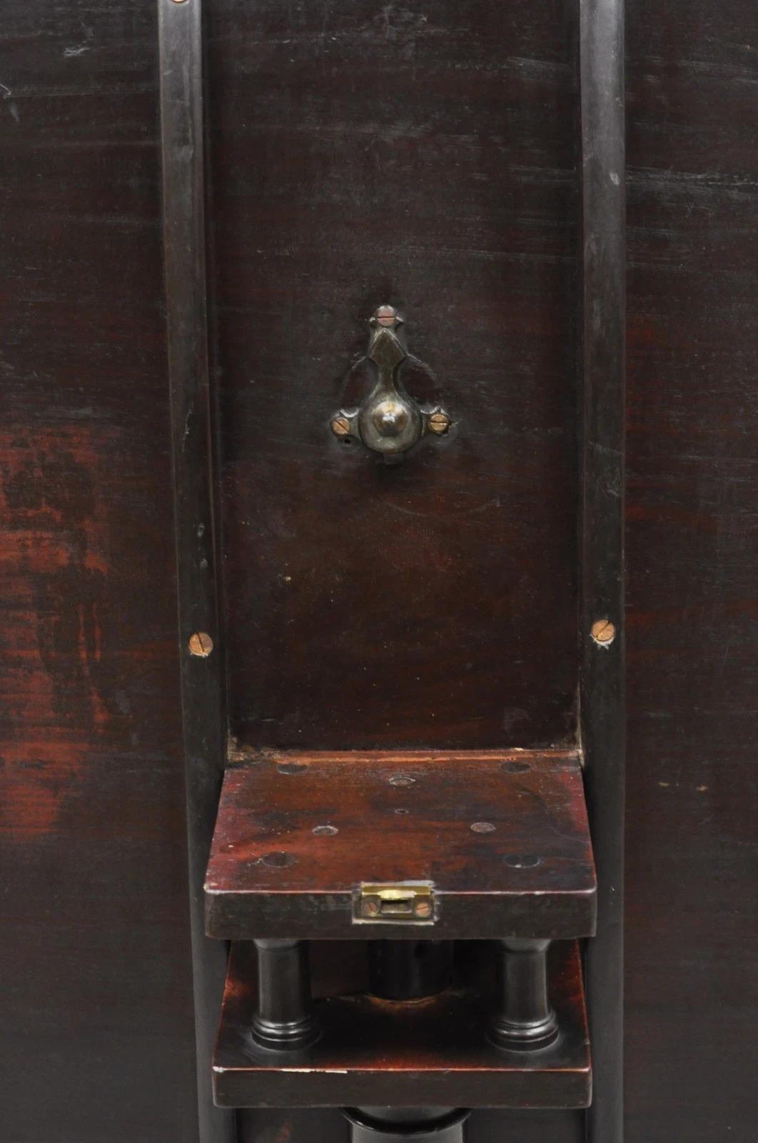 Ancienne table à thé ronde à plateau basculant en acajou de style Queen Anne (George III) en vente 6