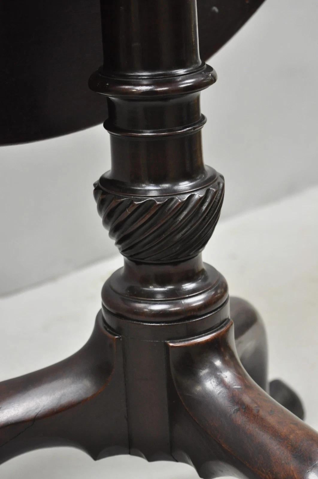 Ancienne table à thé ronde à plateau basculant en acajou de style Queen Anne (George III) en vente 9