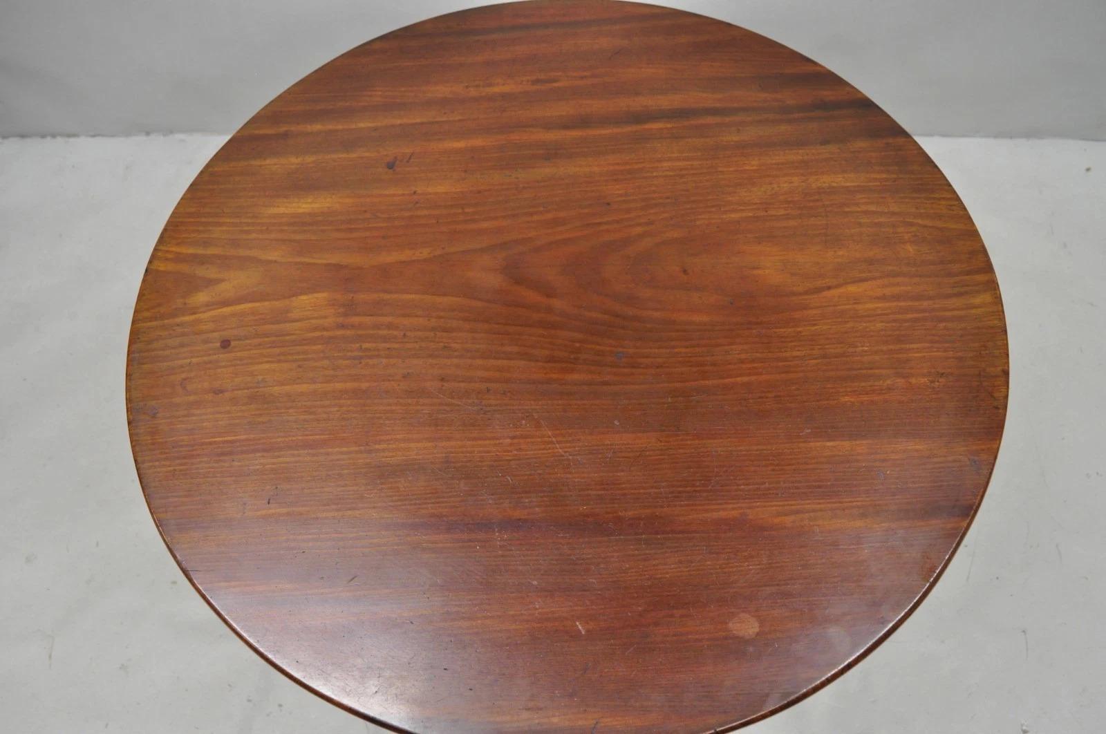 Ancienne table à thé ronde à plateau basculant en acajou de style Queen Anne (George III) Bon état - En vente à Philadelphia, PA