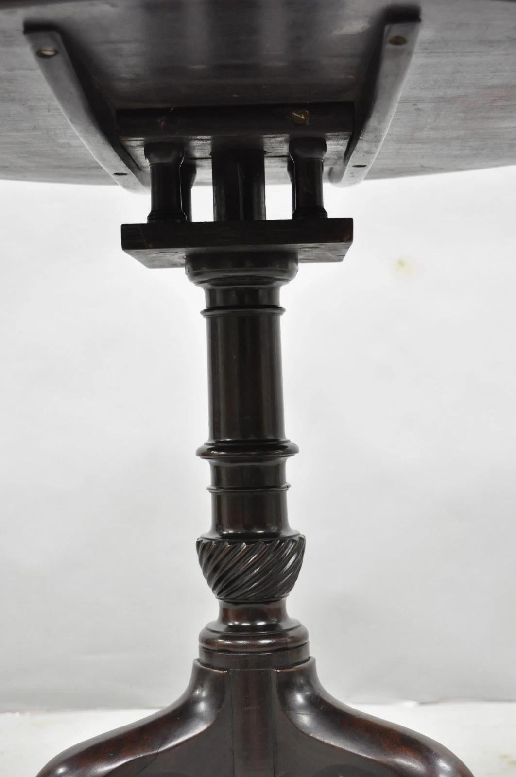XIXe siècle Ancienne table à thé ronde à plateau basculant en acajou de style Queen Anne (George III) en vente