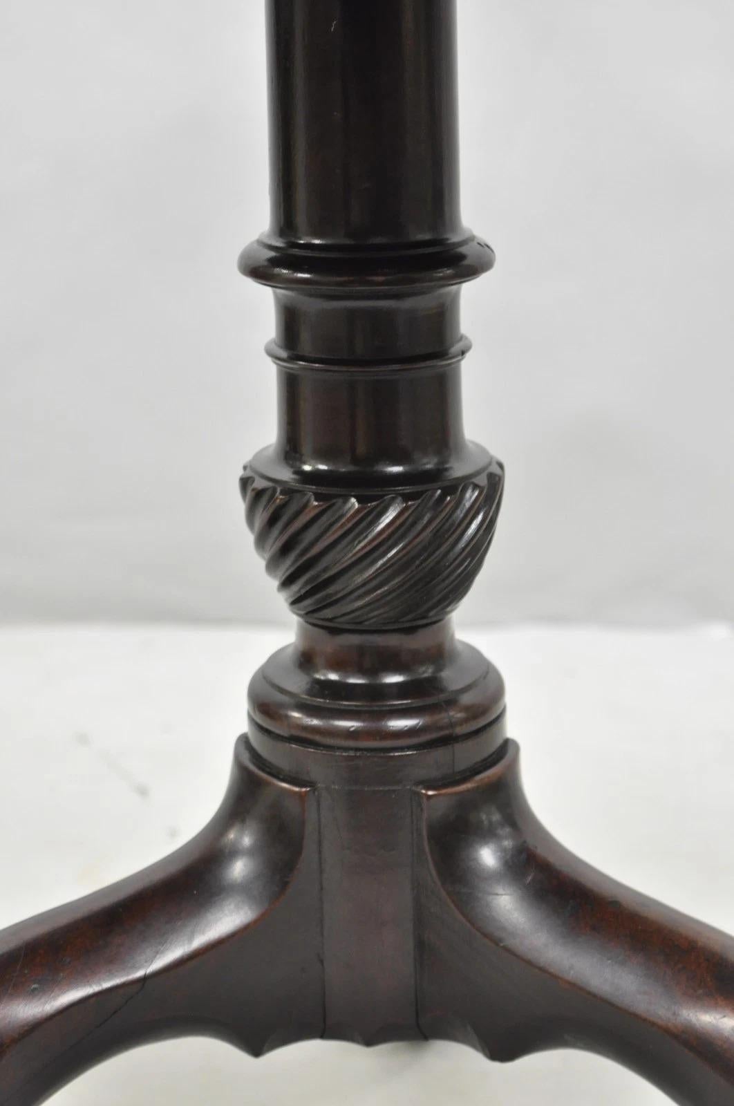 Acajou Ancienne table à thé ronde à plateau basculant en acajou de style Queen Anne (George III) en vente