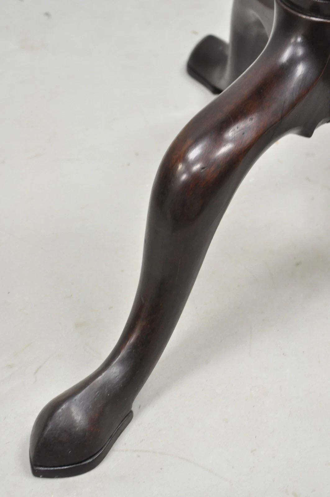 Ancienne table à thé ronde à plateau basculant en acajou de style Queen Anne (George III) en vente 2