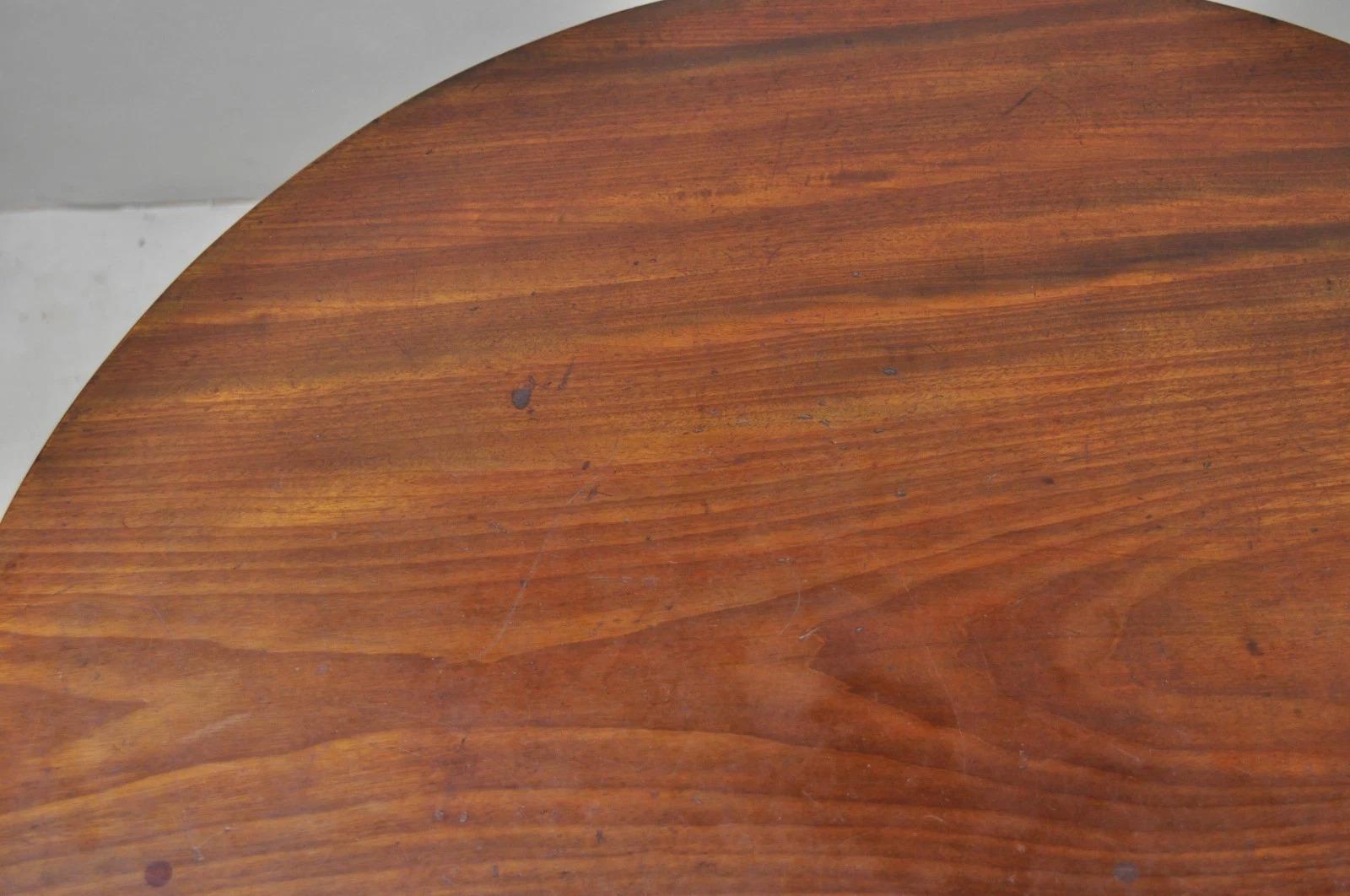 Ancienne table à thé ronde à plateau basculant en acajou de style Queen Anne (George III) en vente 3