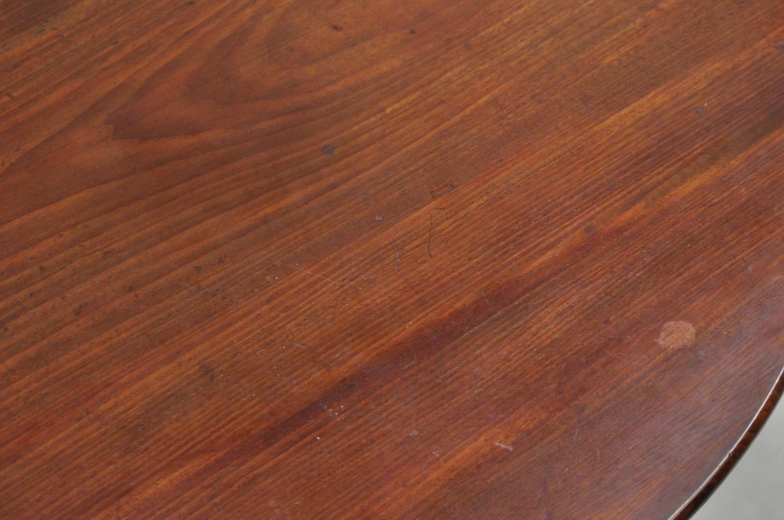 Ancienne table à thé ronde à plateau basculant en acajou de style Queen Anne (George III) en vente 4