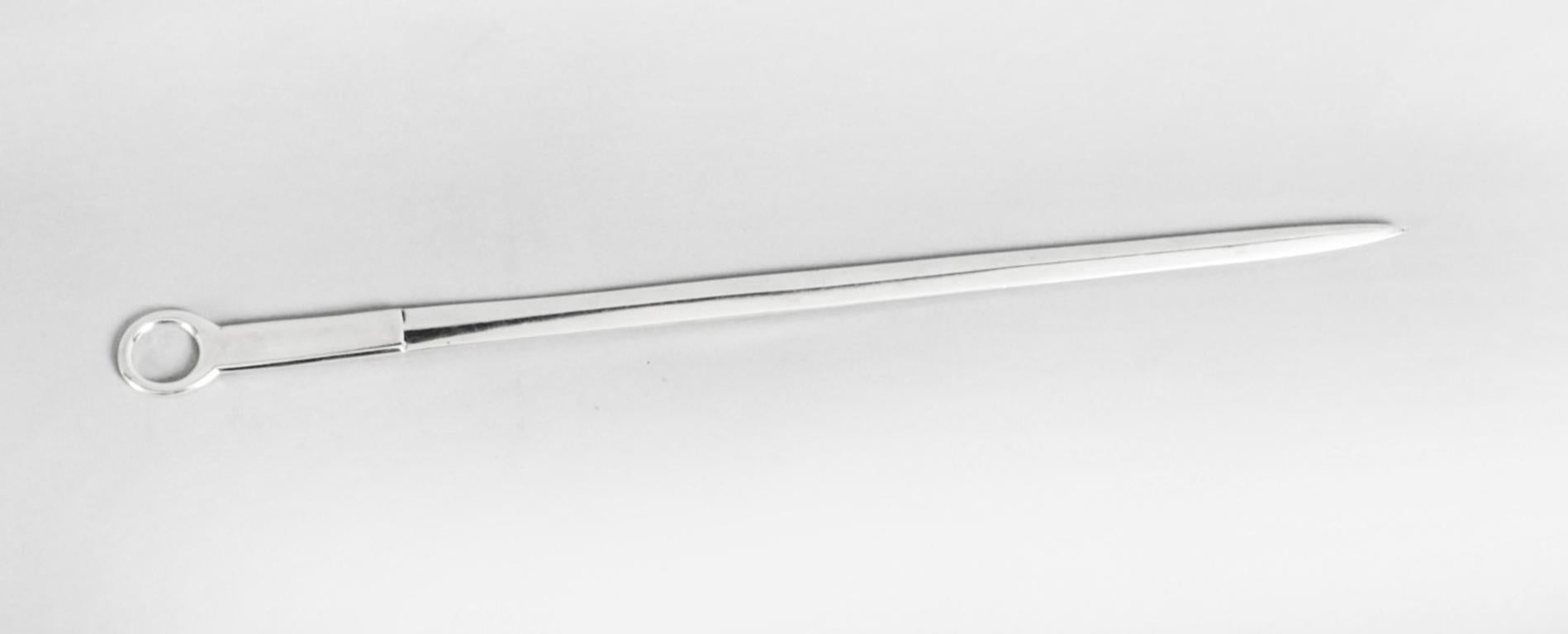 This is an exceptionally fine antique English George III sterling silver meat skewer by the world-famous silversmith Paul Storr, with hallmarks for London, 1808, 19th century.
This magnificent meat skewer is of plain tapering form with ring