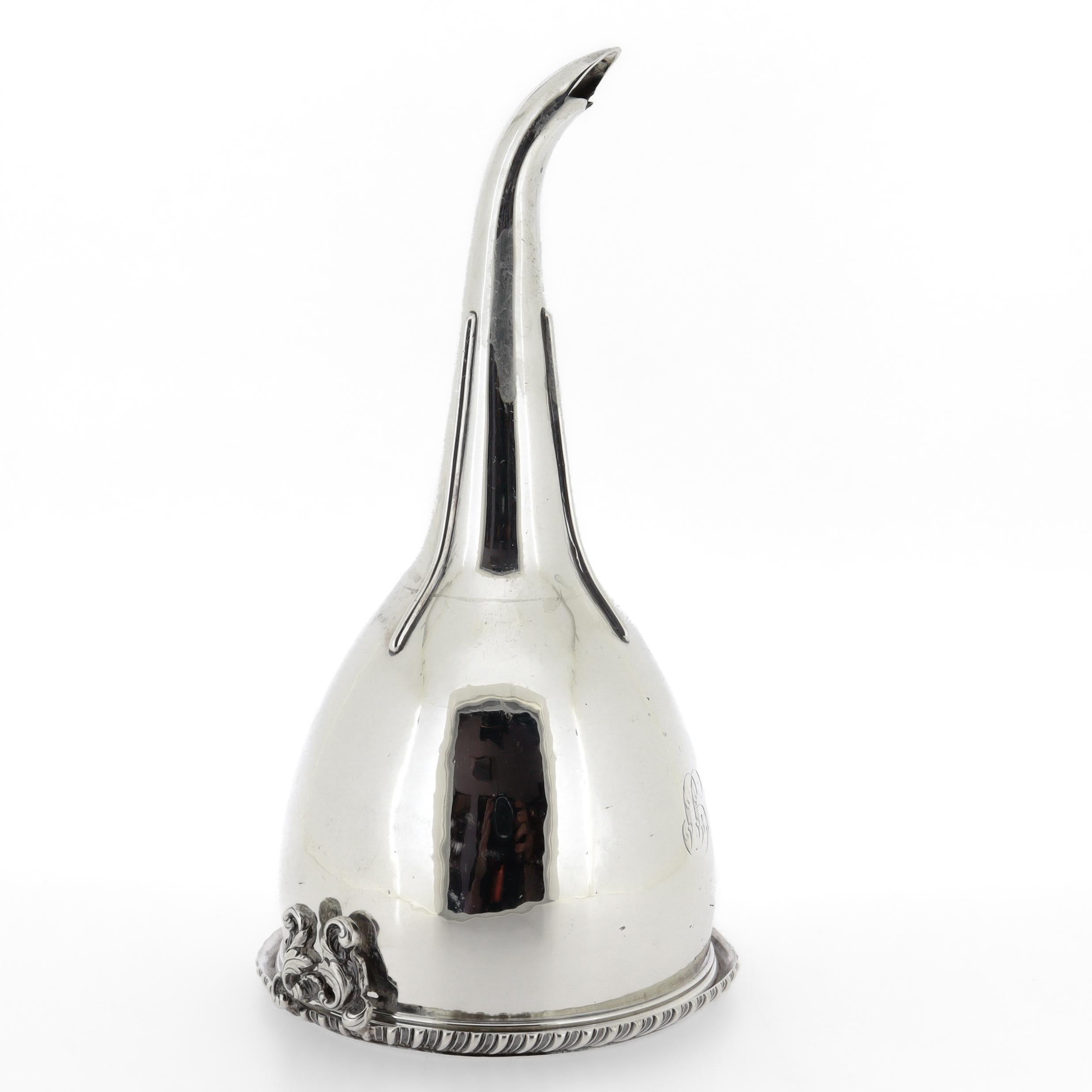 Un raffinato imbuto e colino da vino georgiano d'epoca.

In argento sterling.

Di Charles Price.

Ha un inserto di colino conformato con una base forata, un bordo con decorazioni e un fermaglio per decanter a volute. Il corpo martellato con un collo