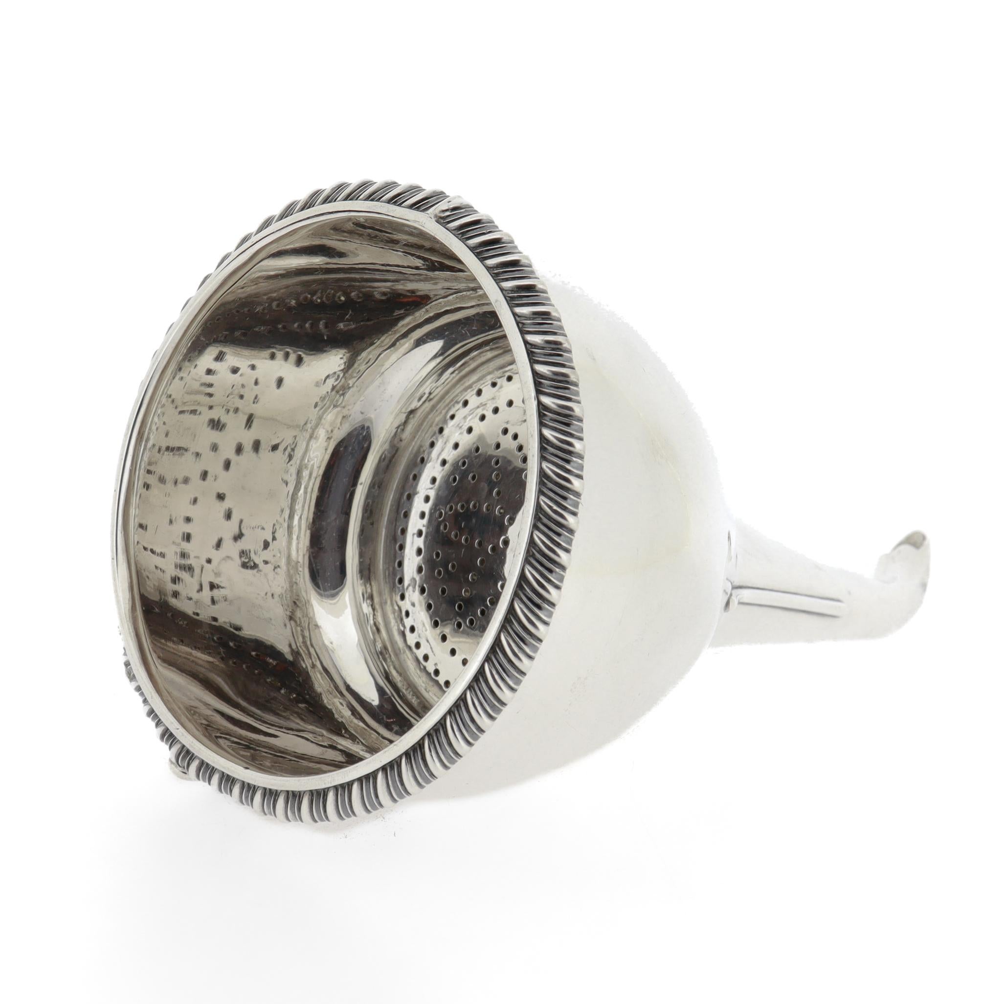 Antico imbuto da vino in argento sterling di George III di Charles Price, 1820 in vendita 4