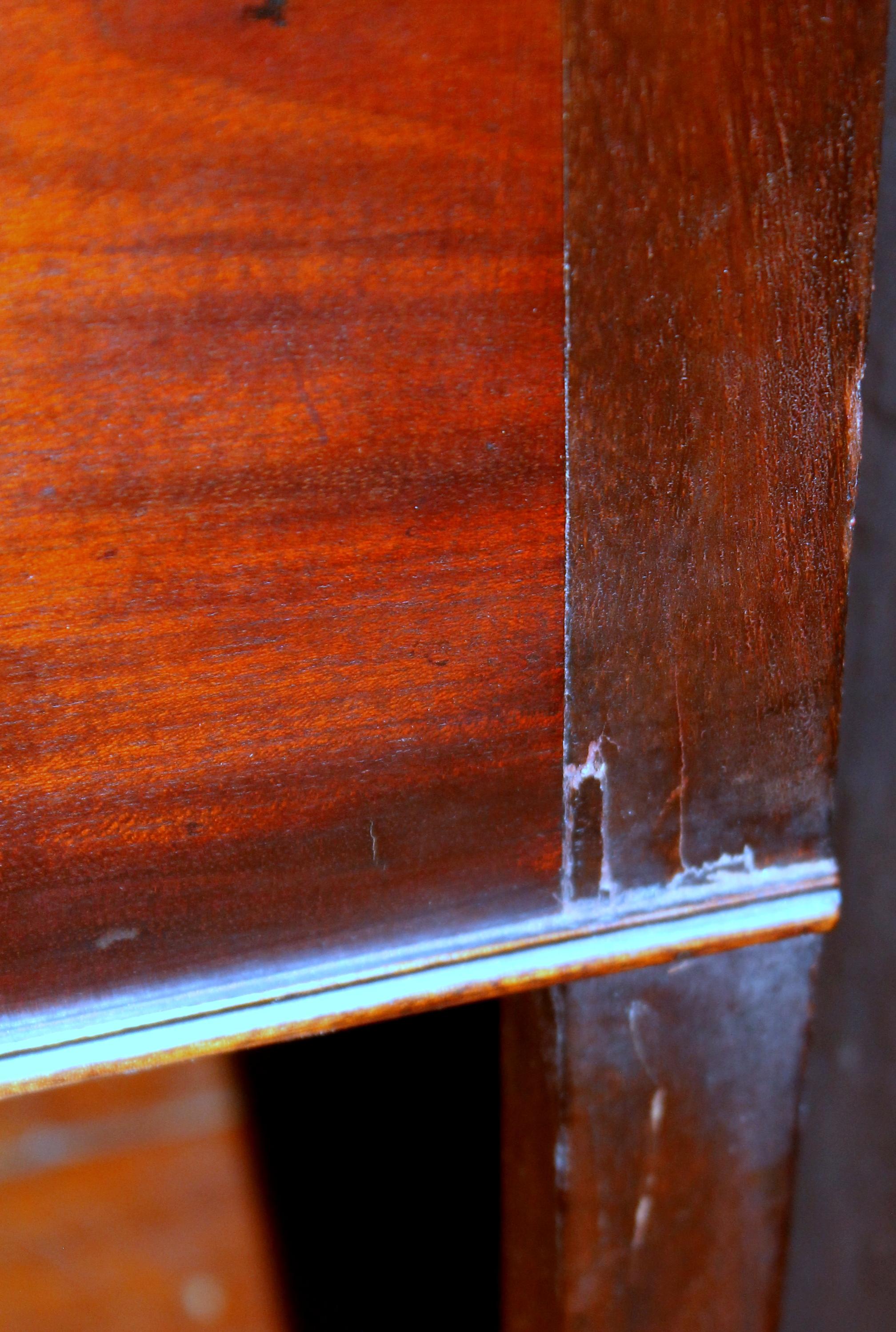 Antike englische George IV Diminutive Größe Hepplewhite Stil Serpentine Sideboard (Mahagoni)