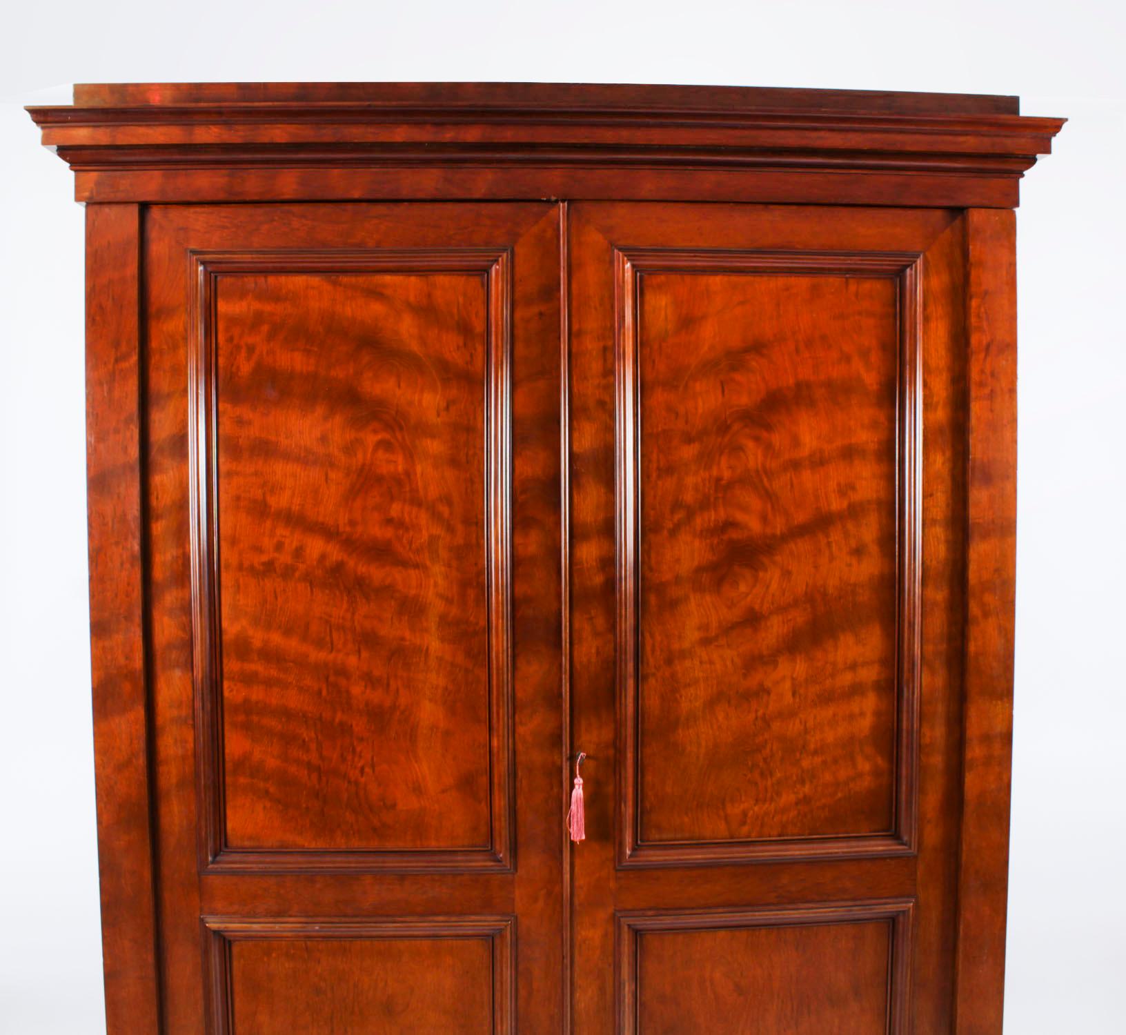 Antique English George IV Flame Mahogany Wardrobe 19th Century In Good Condition For Sale In London, GB
